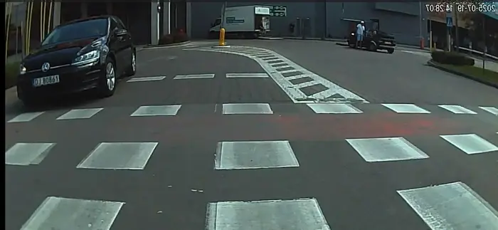 Baaaardzo wredne babsko, stanęła po środku a właściwie to bardziej po prawej, dojechałem od lewej z zamiarem lewoskrętu. Zamiast uświadomić sobie swój błąd zaczęła się pchać przede mnie, machając łapkami i trąbiąc.