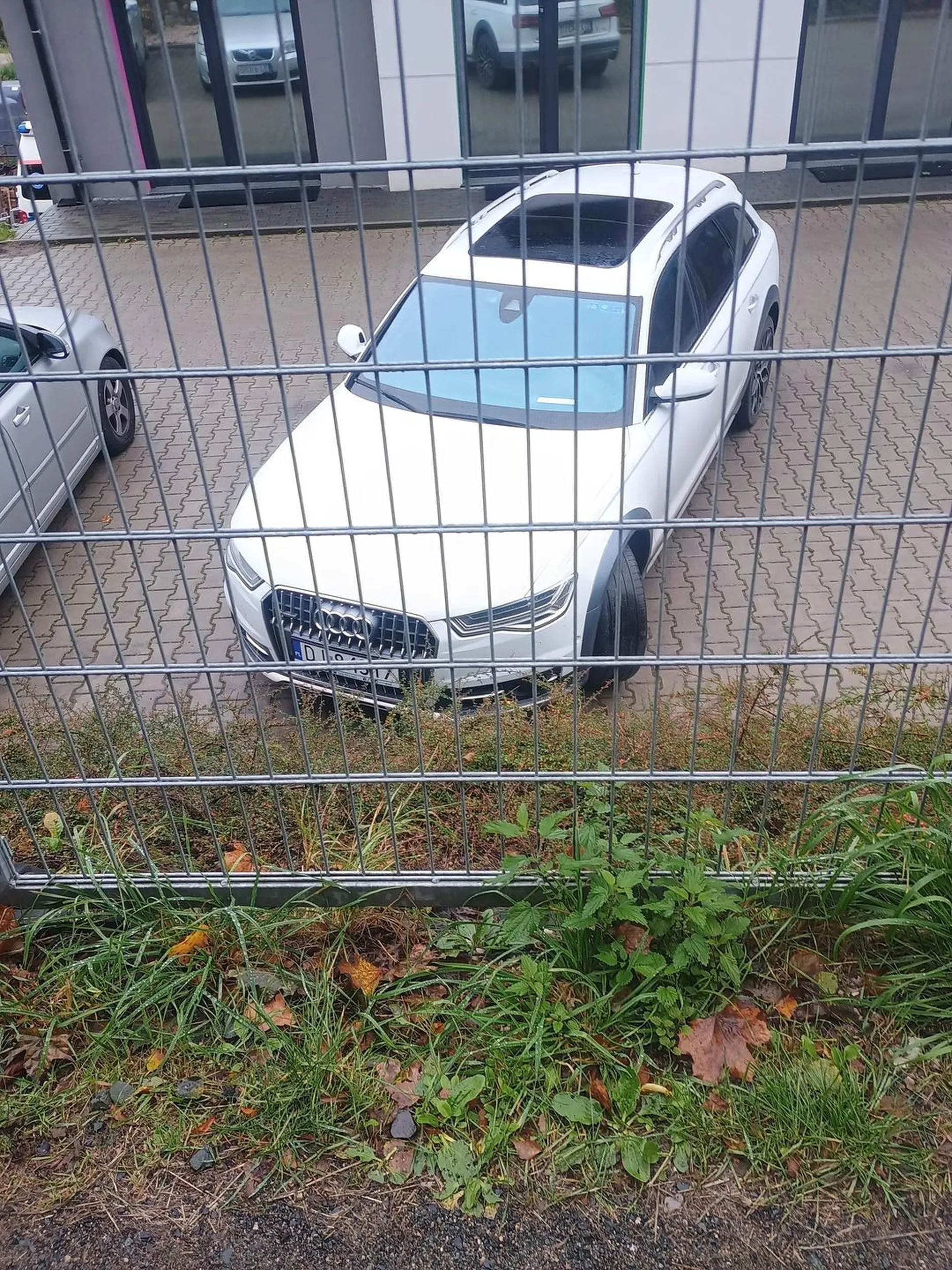 Proponuję na ponowne przystąpienie do kursu ponieważ pan/pani nie potrafi w sposób półprawdy parkować prosto! Posiadając samochód z automatyczną skrzynią biegów wraz z kamerami cofania i parkowania itp. Ul Nowowiejska 81 Divemed Sp.z o.o. - Apartamenty, Noclegi