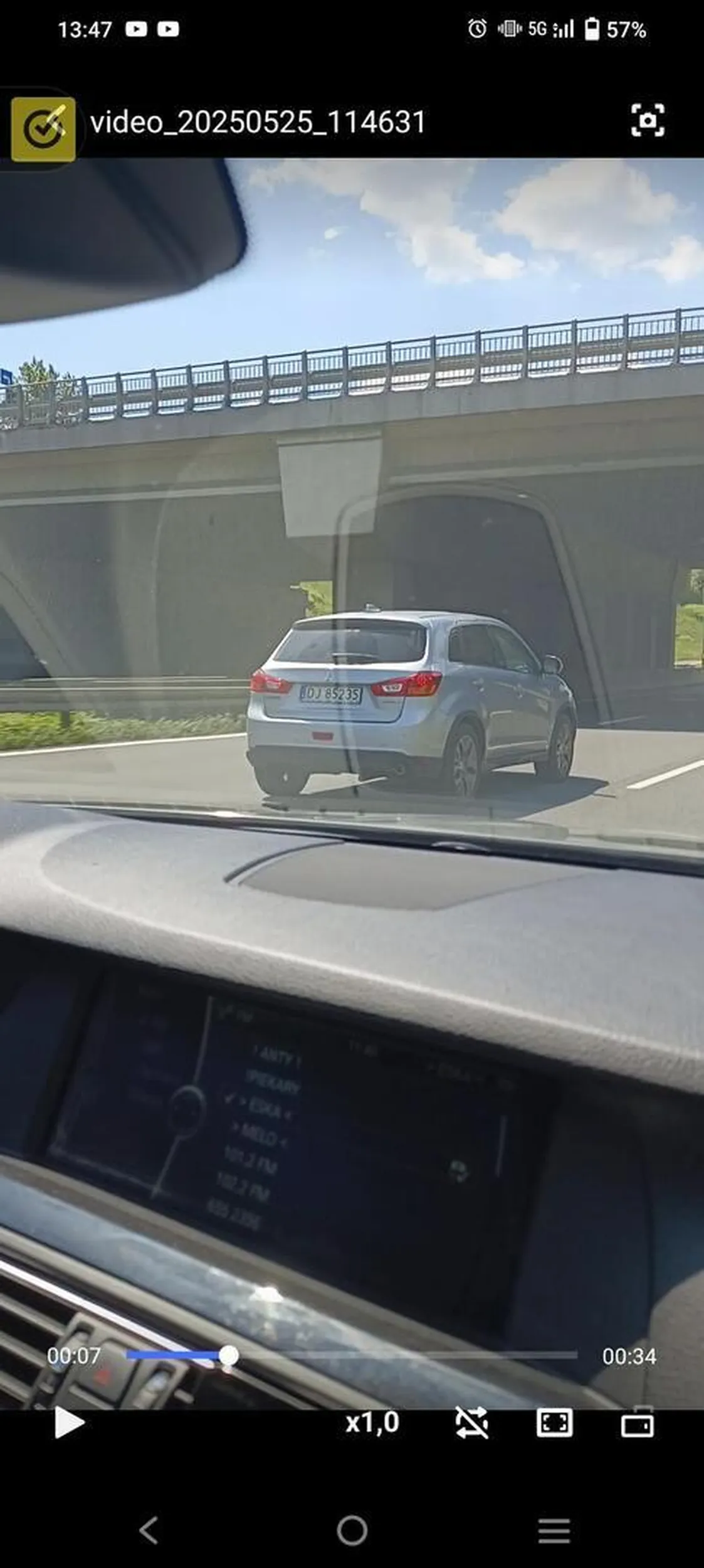 Kierowca nie ogarnia co to ruch prawostronny. Blokowanie środkowego pasa ruchu.