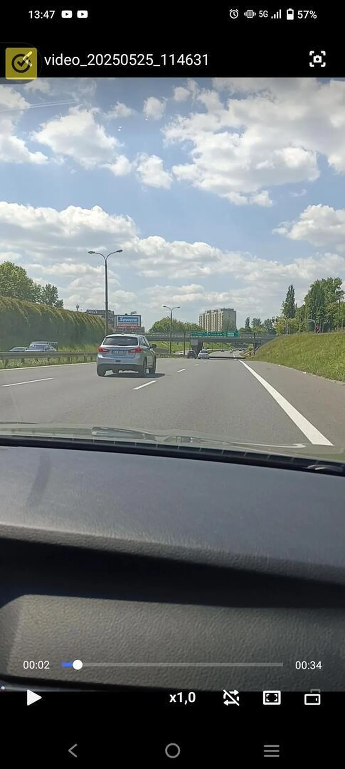 Kierowca nie ogarnia co to ruch prawostronny. Blokowanie środkowego pasa ruchu.