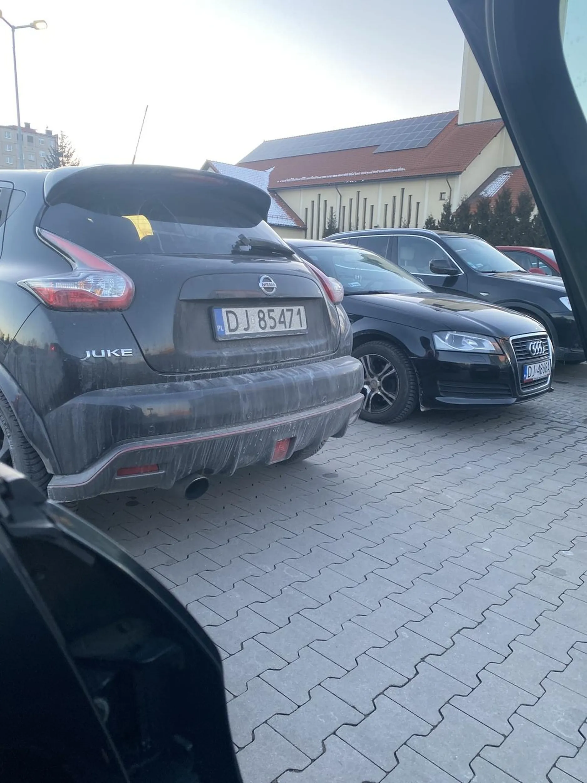 Musi niestety nauczyć się ponownie parkowania lub kupić okulary bo nawet nie stanął w miejscu parkingowym tylko na przejeździe