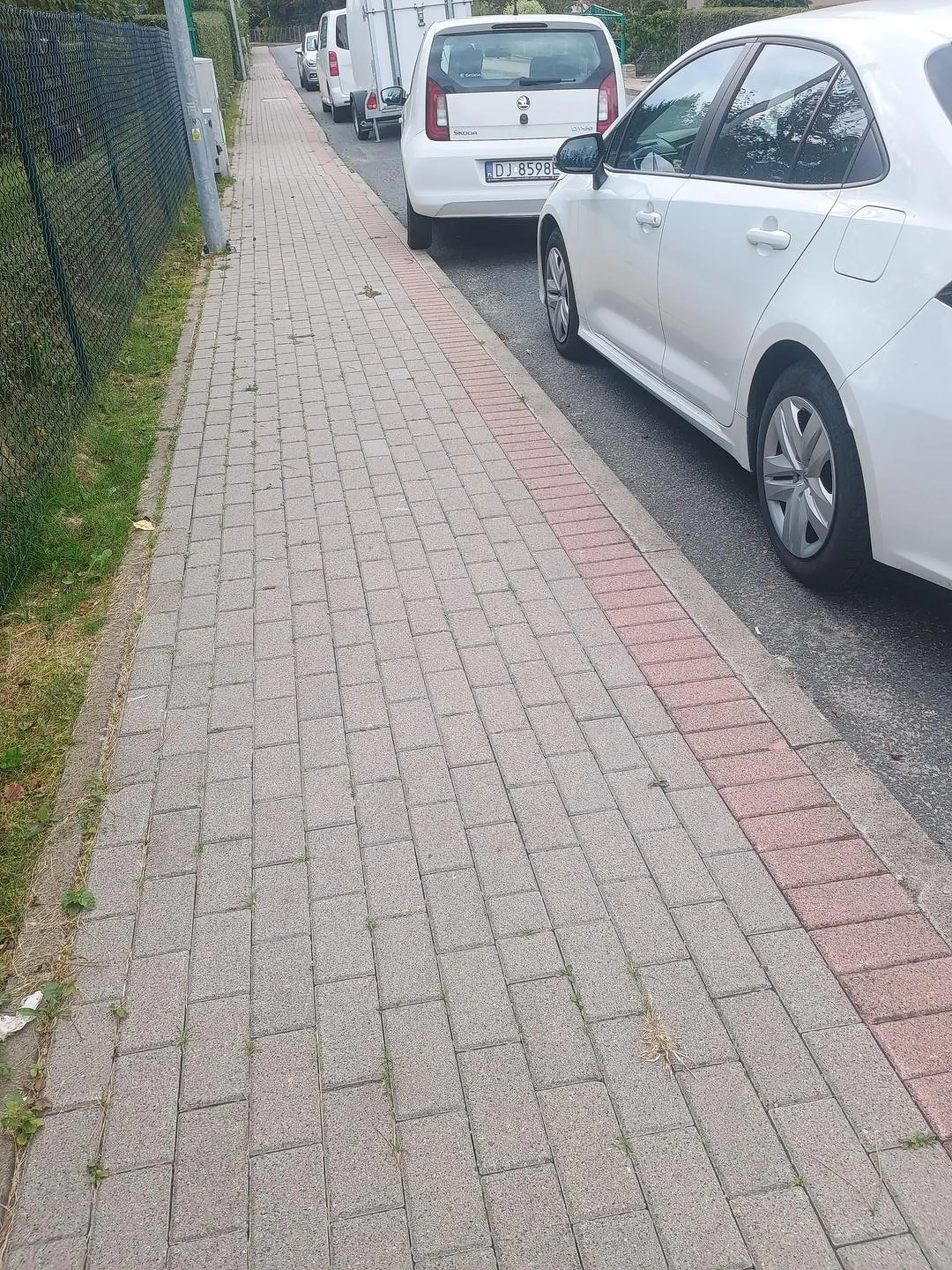 Najprawdopodobniej stary dziad prawko za flache. Nie potrafi parkować nie używa kierunków wymusza pierwszeństwo jeździ bez świateł. Samochód parkuje gdzie chcę, na dodatek auto jest uszkodzone i nie nadają się do jazdy