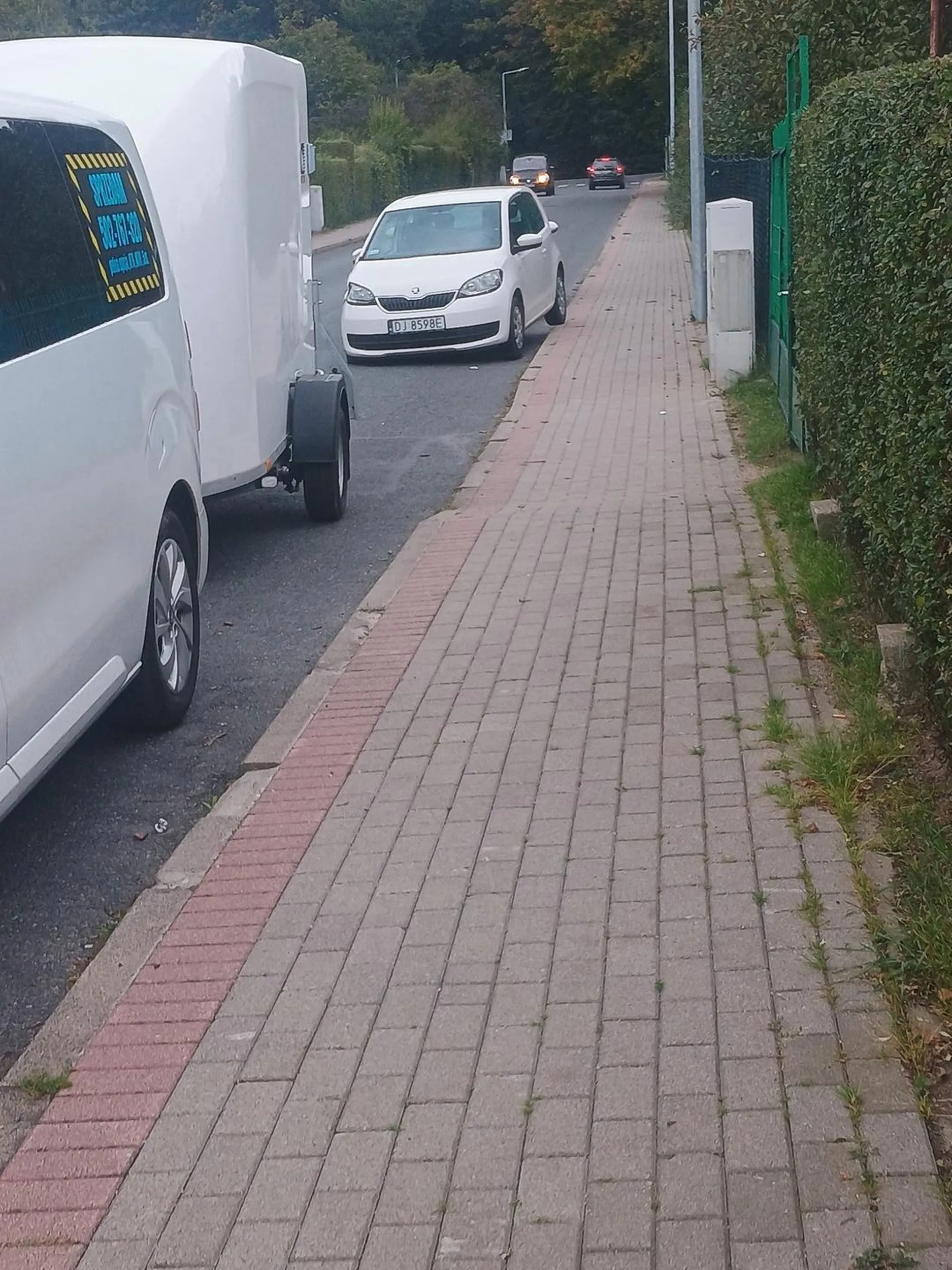 Najprawdopodobniej stary dziad prawko za flache. Nie potrafi parkować nie używa kierunków wymusza pierwszeństwo jeździ bez świateł. Samochód parkuje gdzie chcę, na dodatek auto jest uszkodzone i nie nadają się do jazdy