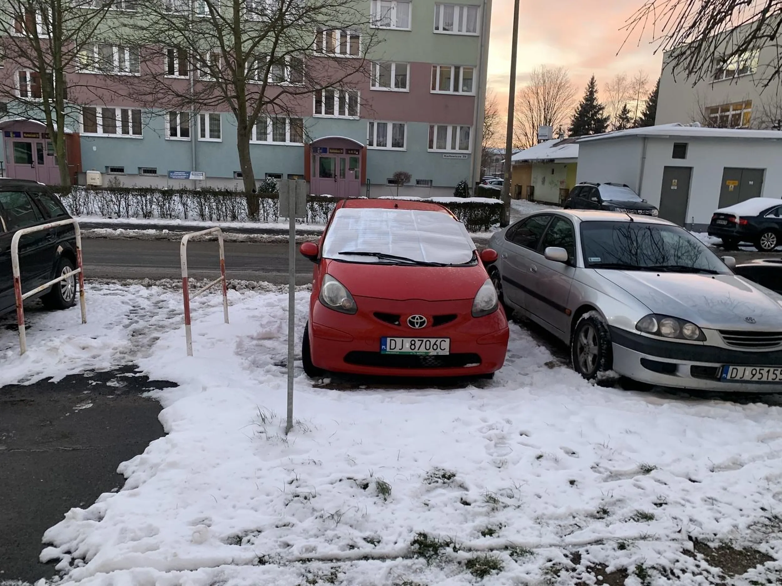 Parkowanie na dwóch miejscach parkingowych.