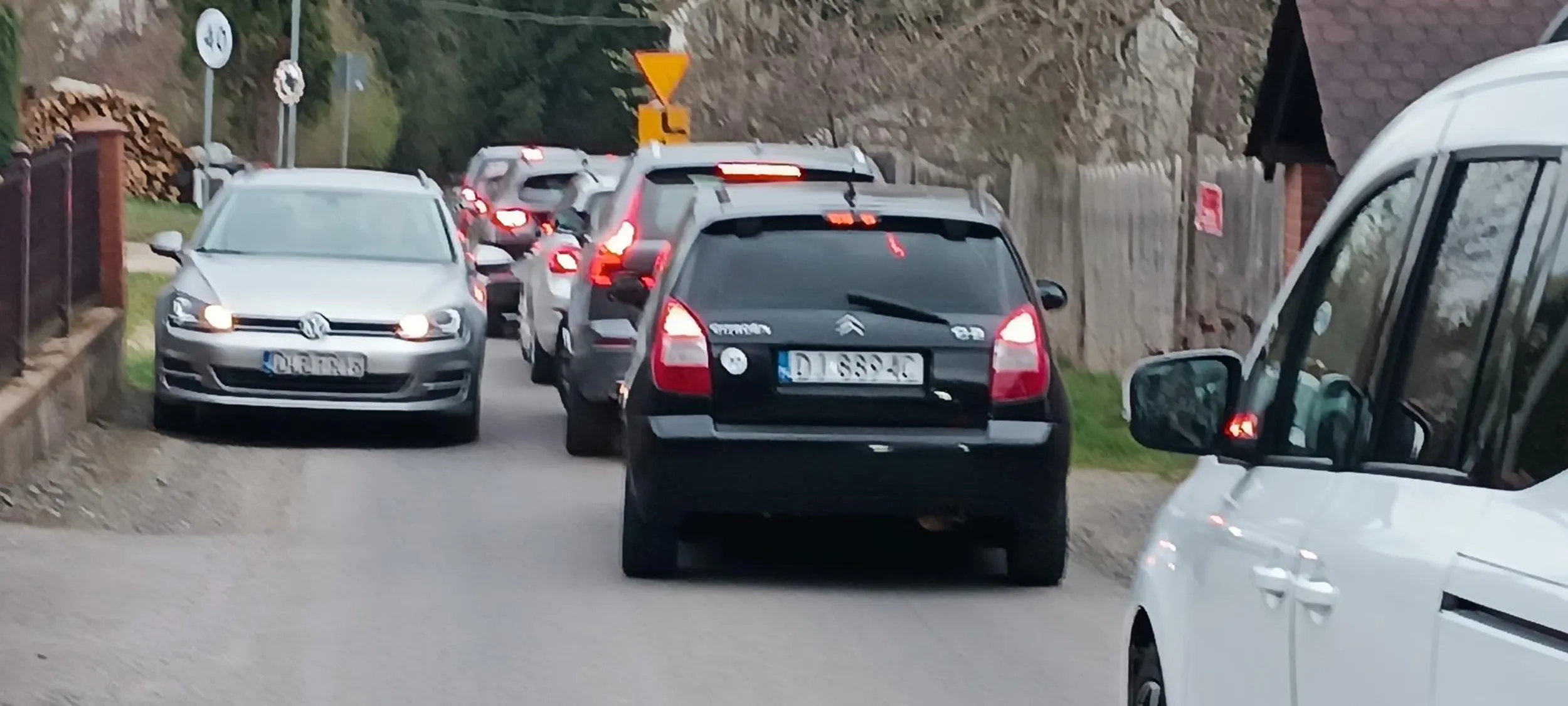 Agresywny i prowokujący z maluśkim członeczkiem