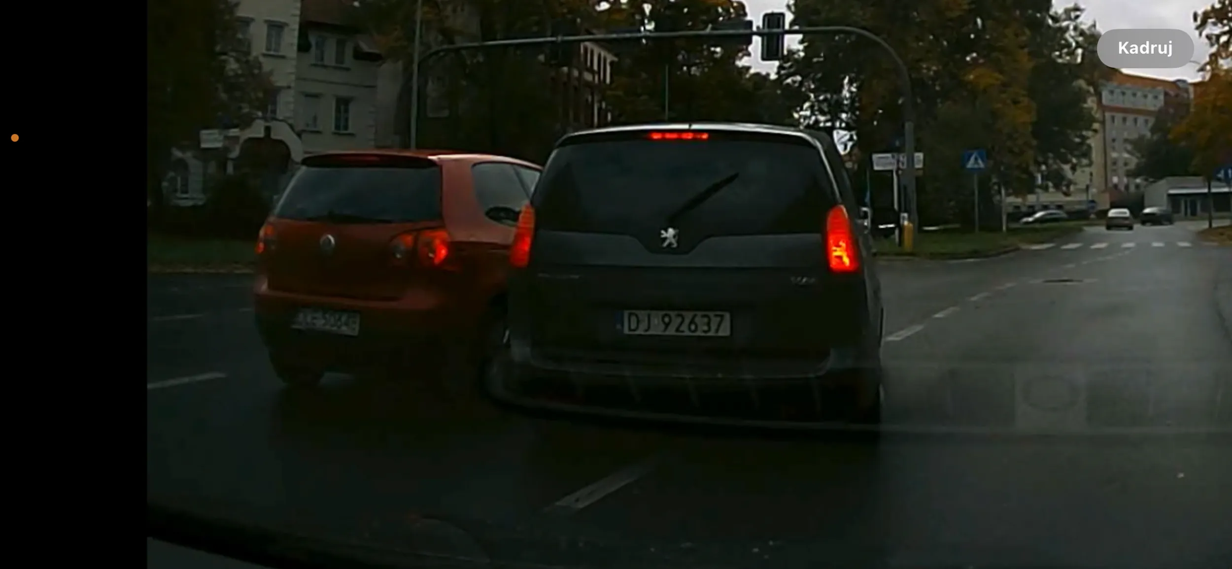 Niebezpieczna baba prawie wpier*** się w jakiegoś gościa próbując skręcić z prawego pasa w lewo nie wiem kto jej prawko dał