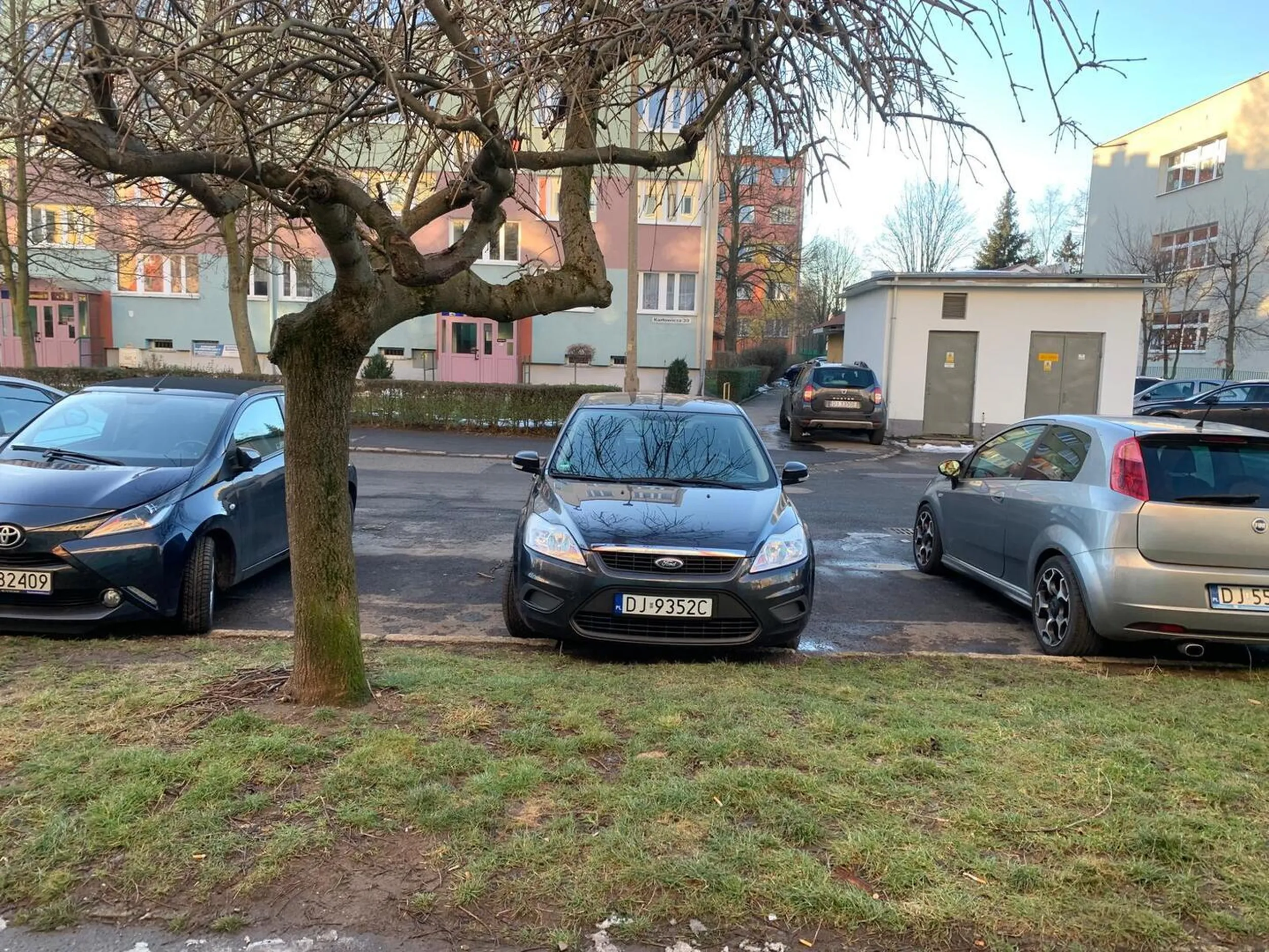 J...ć mieszkańców, którzy chcą zaparkować pod swoim domem.