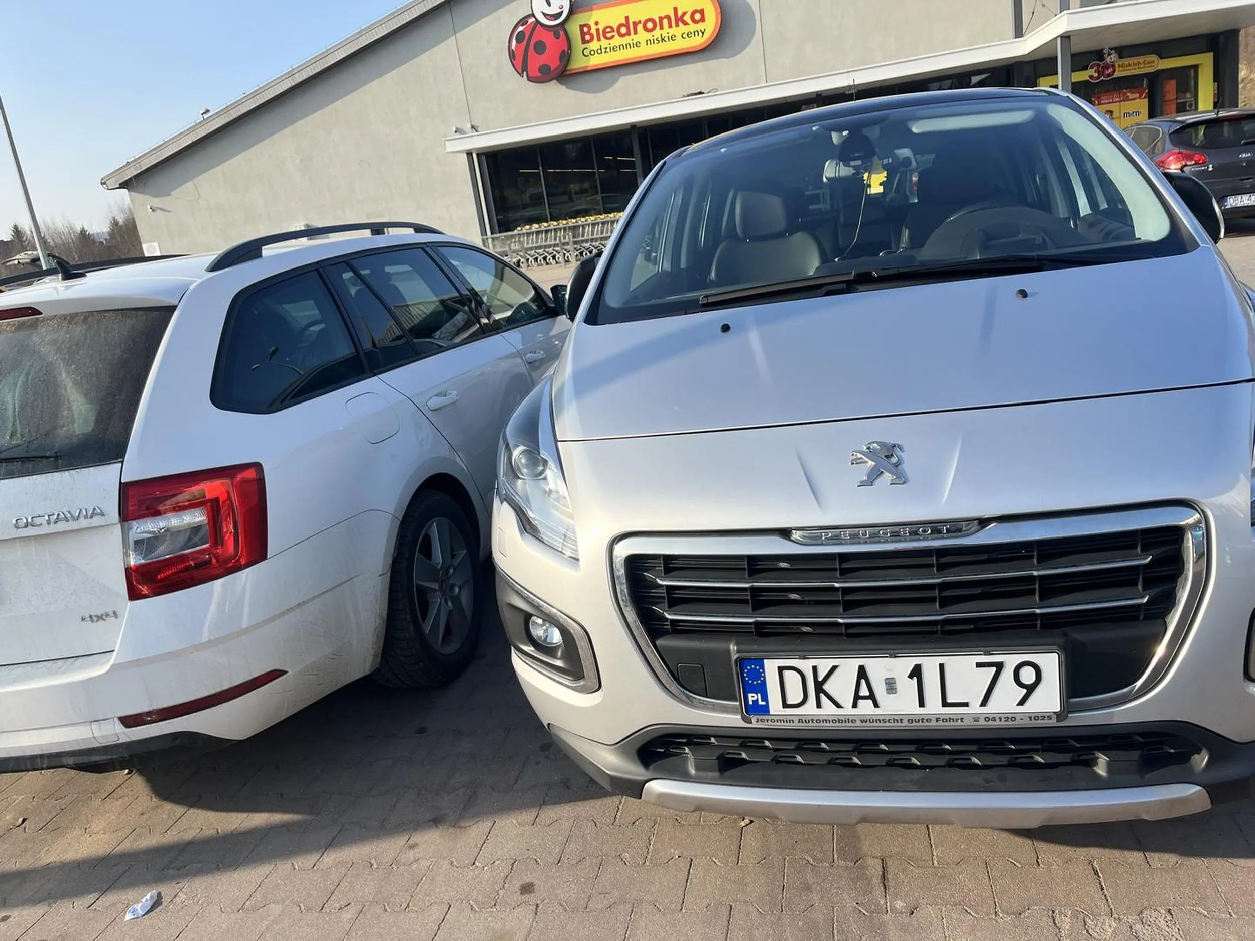Auto zaparkowane tak że nie można było otworzyć tylnych drzwi od pasażera aby wsadzić niemowlę do fotelika. Dodam, że Peugeot zaparkował gdy mój samochód stał już zaparkowany, a ja robiłam zakupy