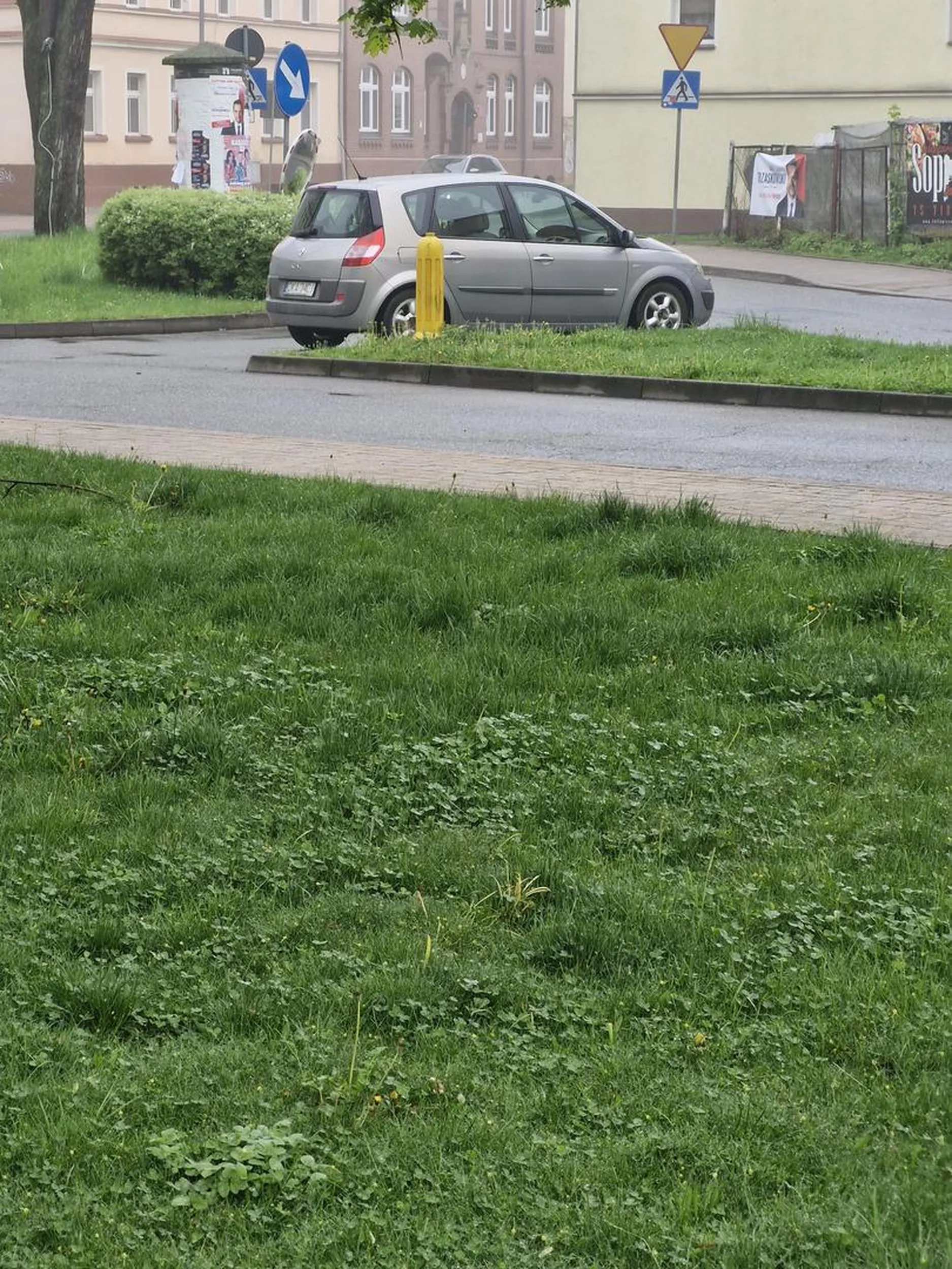 staje na drodze gdzie się zawraca, blokując przejazd