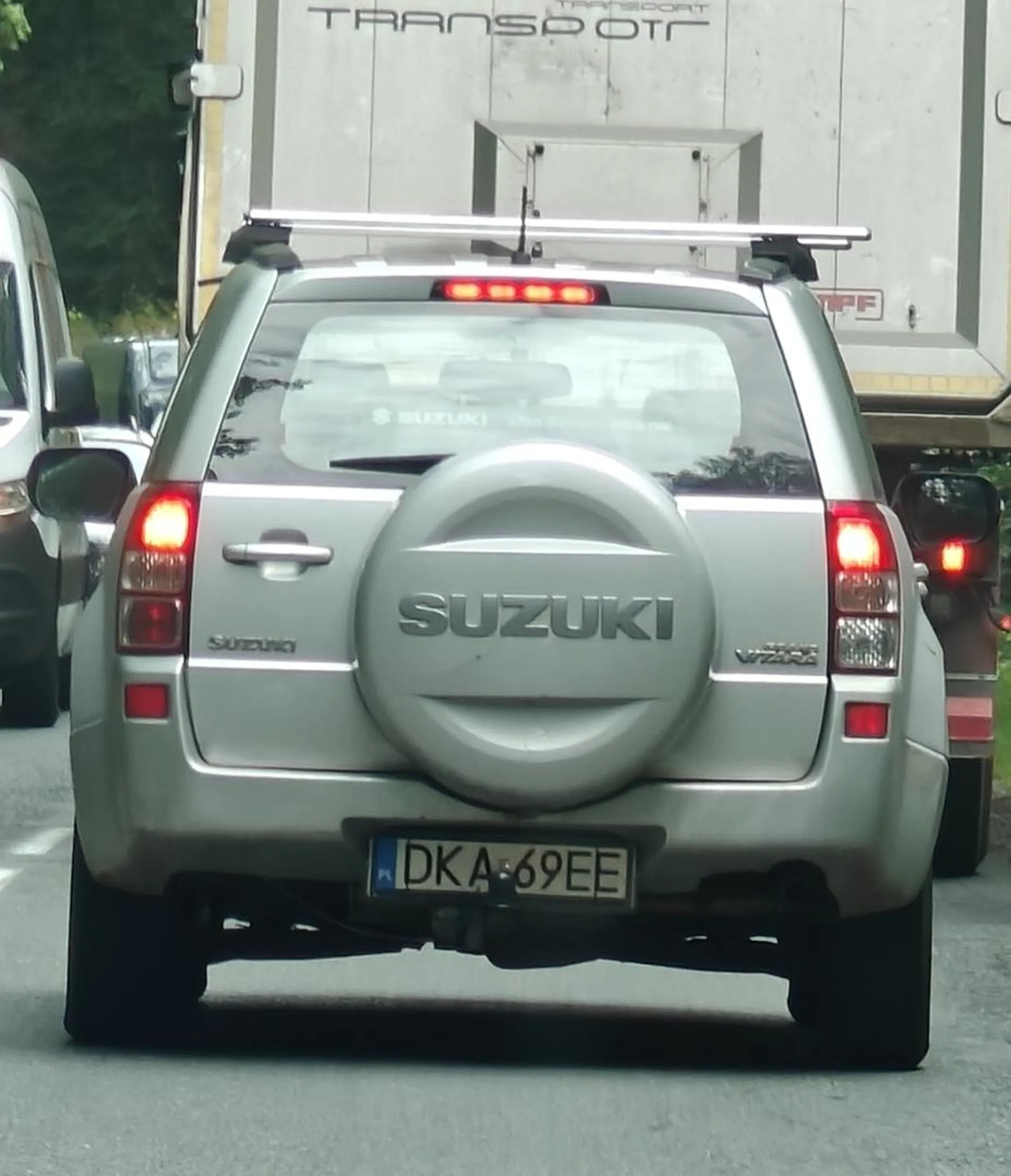 Pet rzuca petami gdzie popadnie.