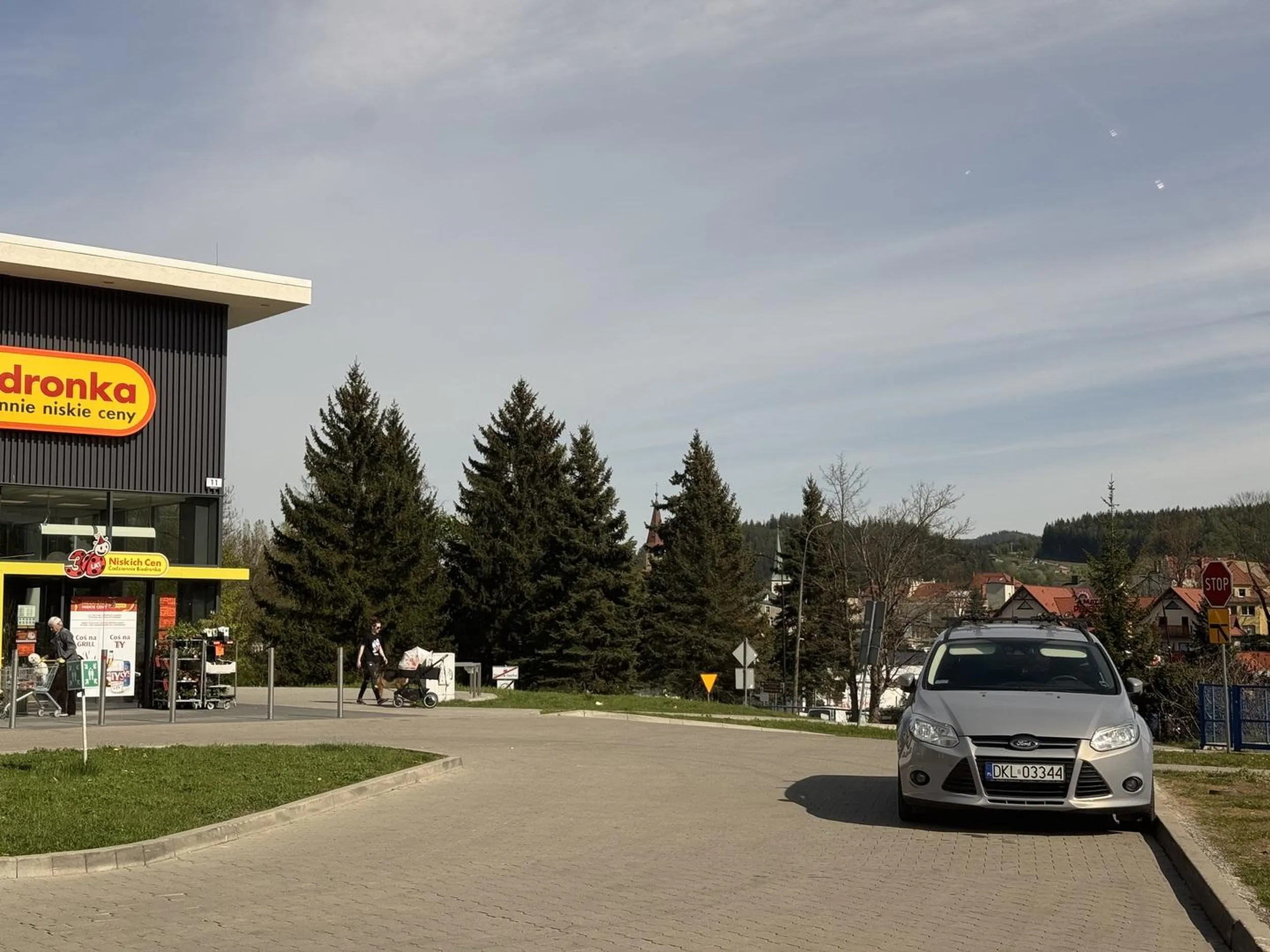 Tak trudno zaparkować na parkingu? Sprawny chłop  parkuje jak niepełnosprawny