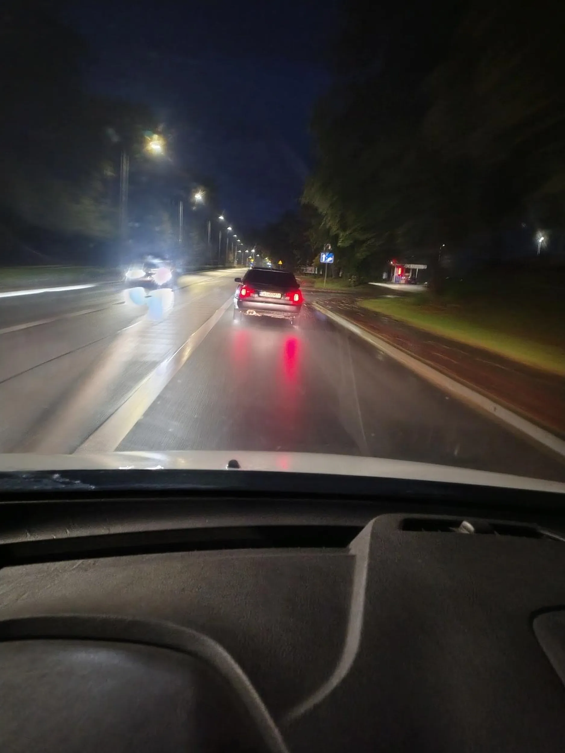 Jak nie potrafisz się włączyć do ruchu to wróć na naukę jazdy nie hamuj przed maską i nie zatrzymuj się na środku drogi i nie mów że byś najebał dwóm osobom karma wraca tfuuu