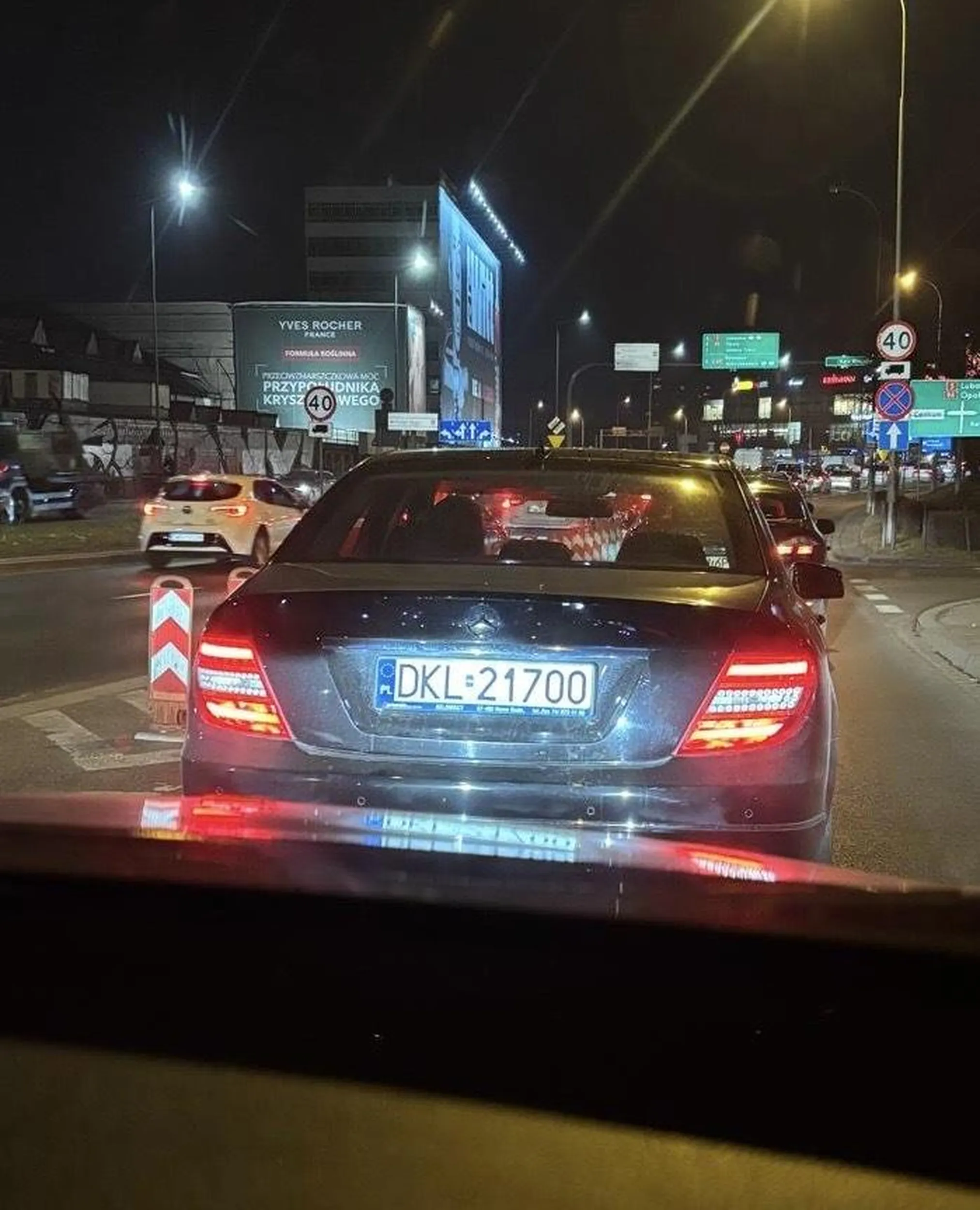 Wyprzedza na terenie zabudowanym na pasach, zajeżdża drogę, przejeżdża na czerwonym