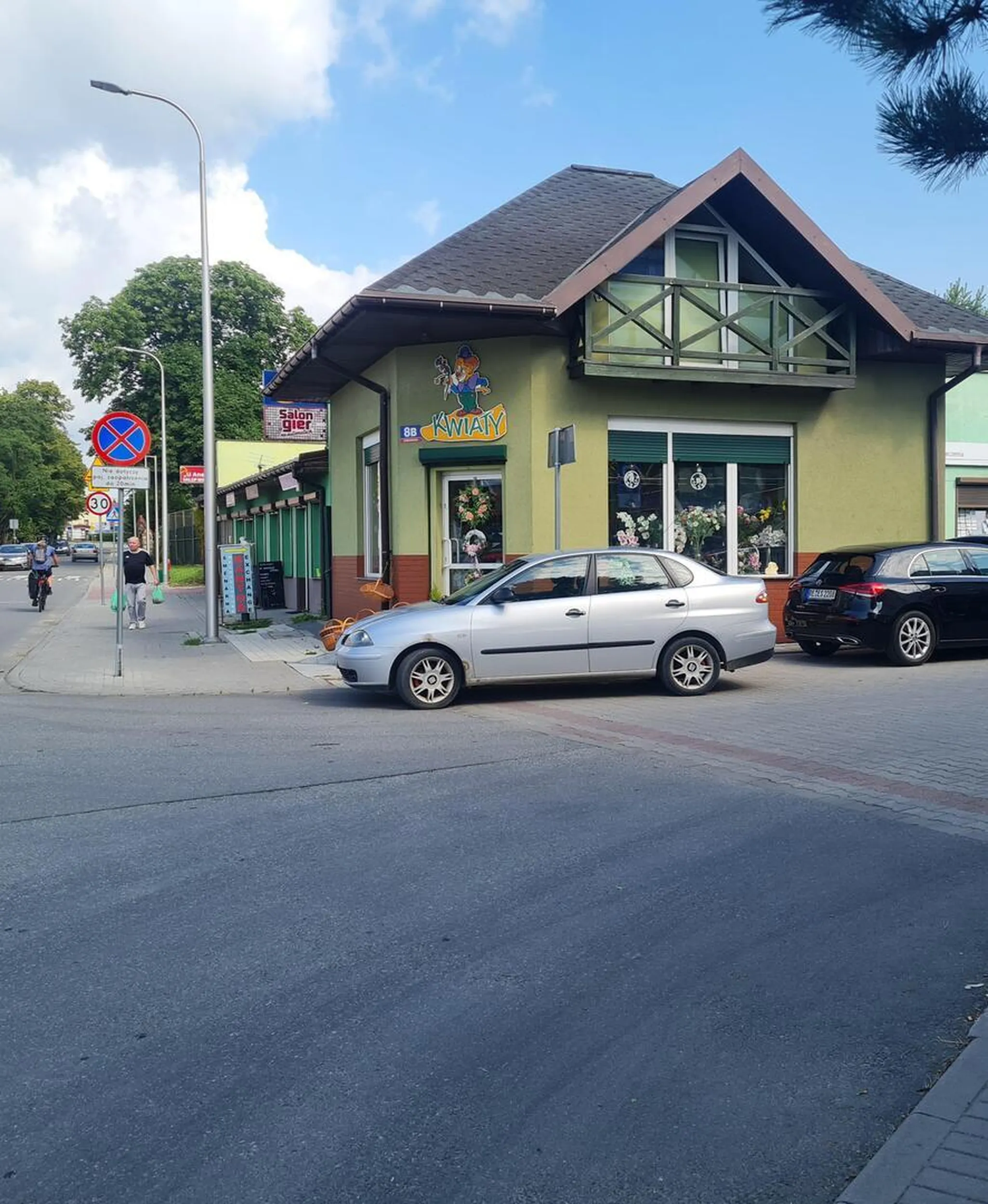 Parkowanie na wyjeździe z parkingu. Utrudnia płynny wyjazd. MISZCZ