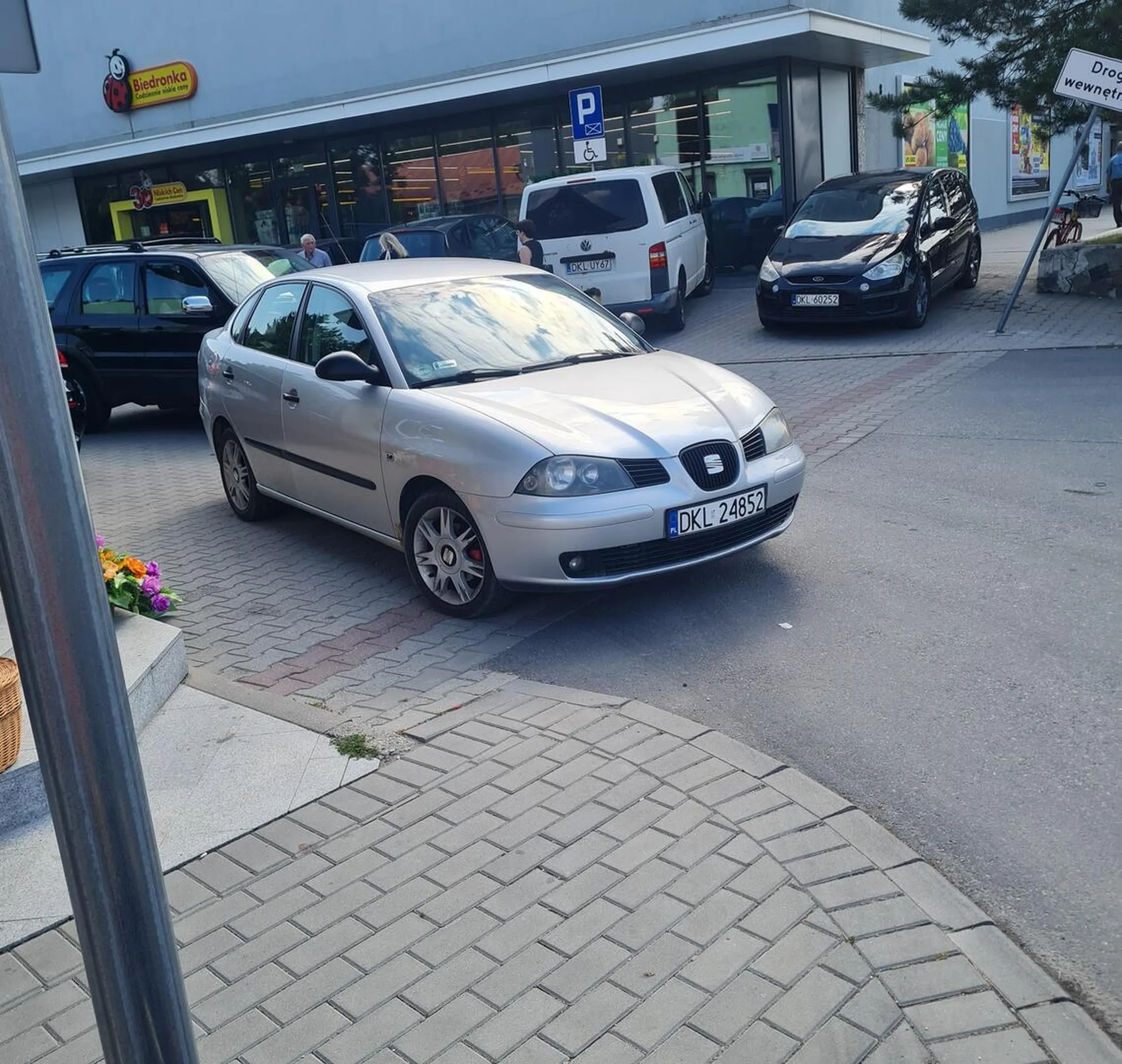 Parkowanie na wyjeździe z parkingu. Utrudnia płynny wyjazd. MISZCZ