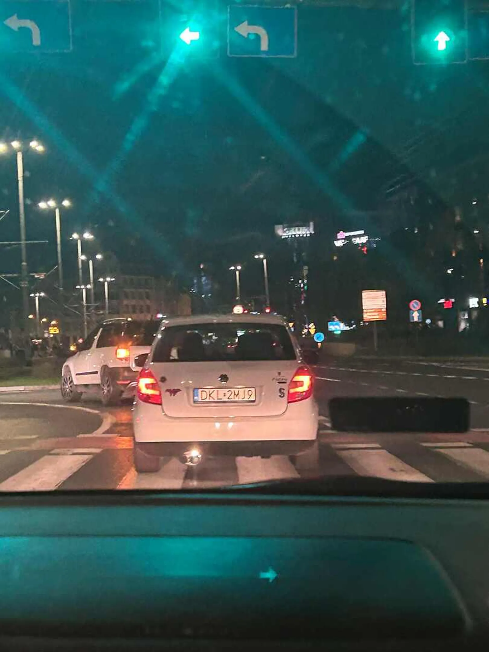 jeździ po mieście jak psychopata ze swoją ekipą ciepluchów. cztery razy tak zmienił pas, że prawie spowodował wypadek. zabaw się z kolegami a nie na drodze