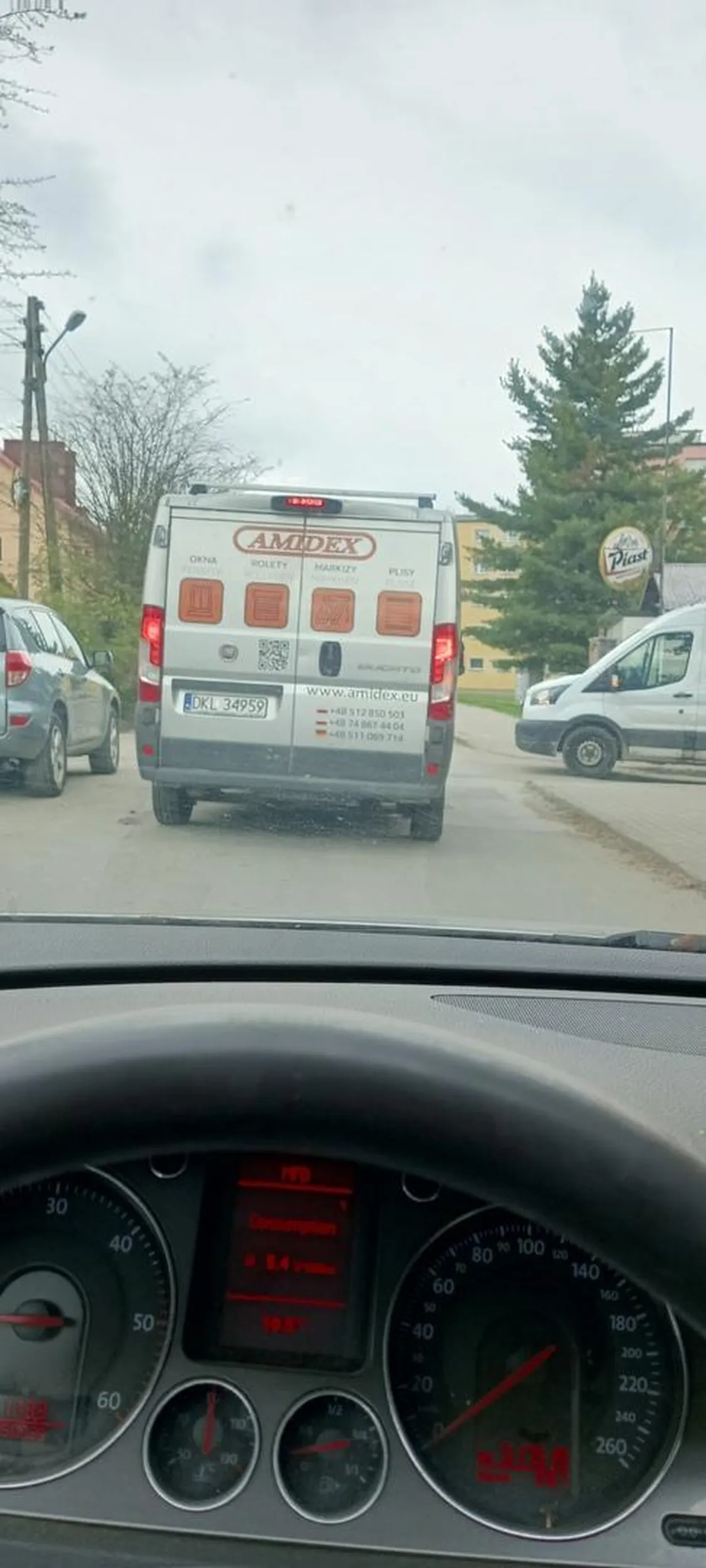 Parkować się tym trupem naucz, a nie blokuj środka drogi