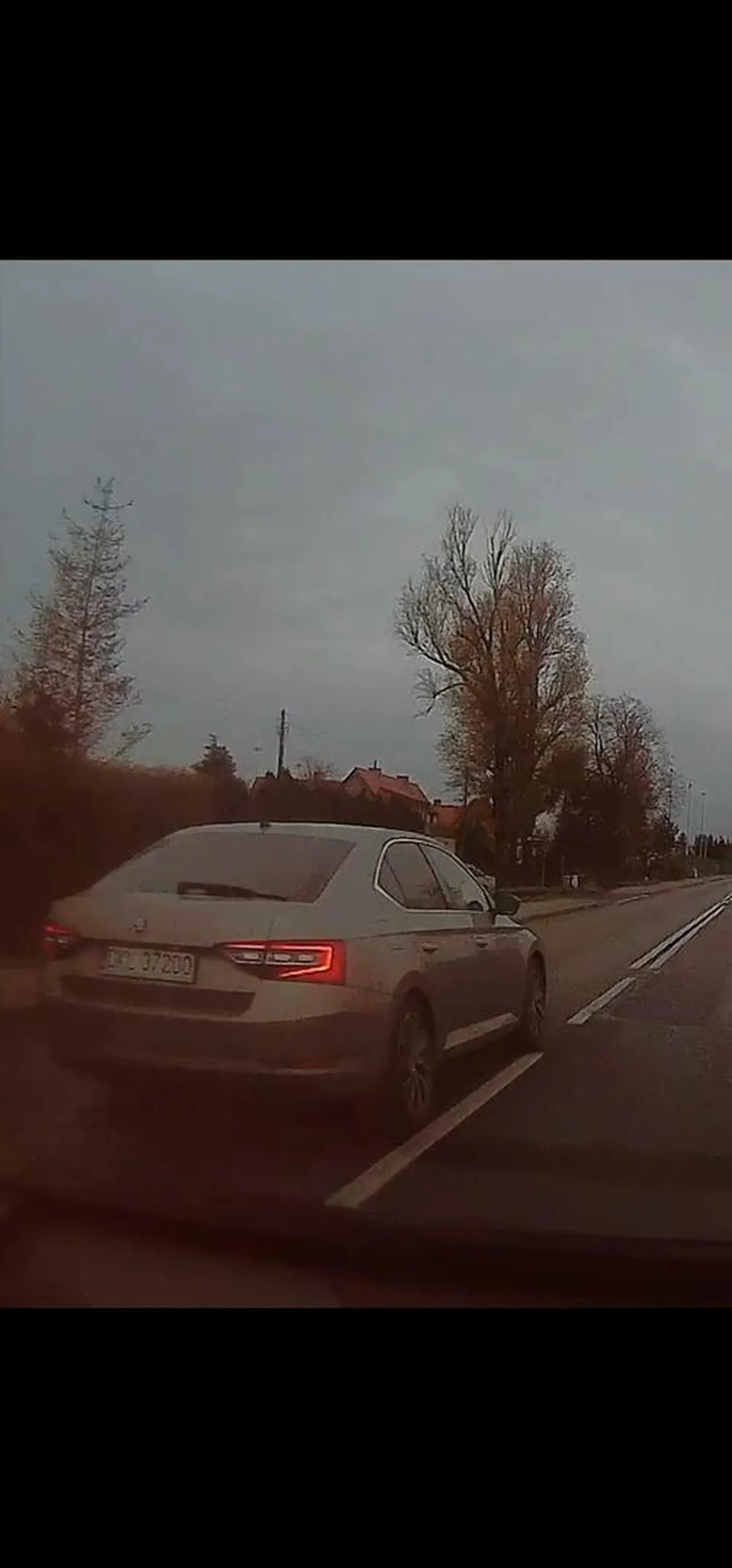 PIRAT DROGOWY / KRETYN ZA KÓŁKIEM!!! Oddaj prawko i auto póki sobie albo komus nie zrobiłeś krzywdy. Ponad 100 w zabudowanym, podjeżdżasz na kilkanaście cm i wyprzedzasz tuż obok auta..