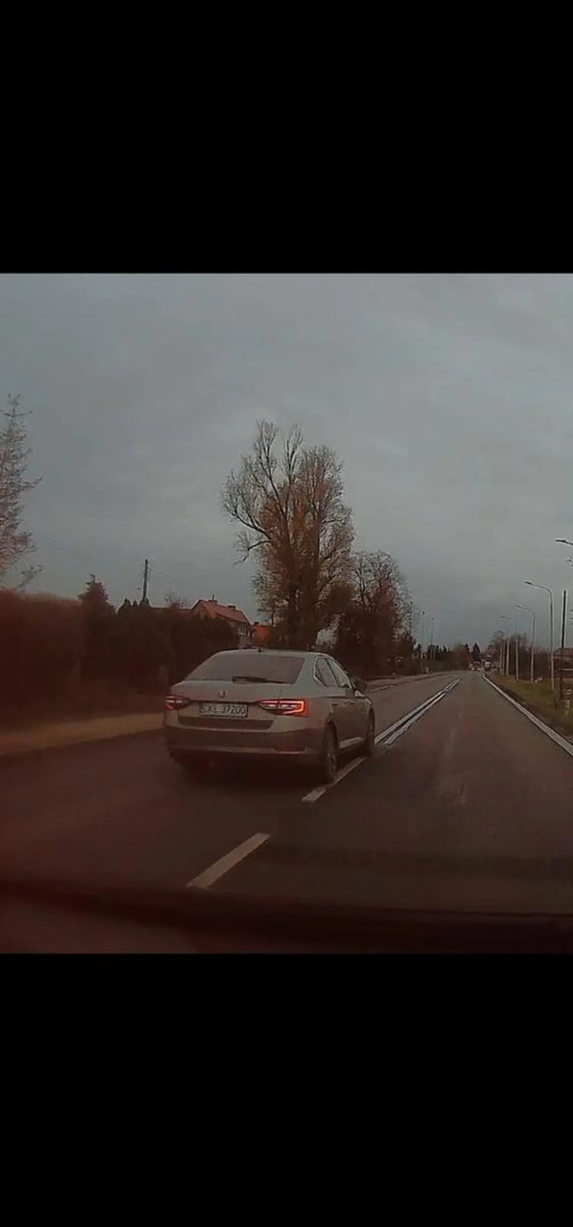 PIRAT DROGOWY / KRETYN ZA KÓŁKIEM!!! Oddaj prawko i auto póki sobie albo komus nie zrobiłeś krzywdy. Ponad 100 w zabudowanym, podjeżdżasz na kilkanaście cm i wyprzedzasz tuż obok auta..