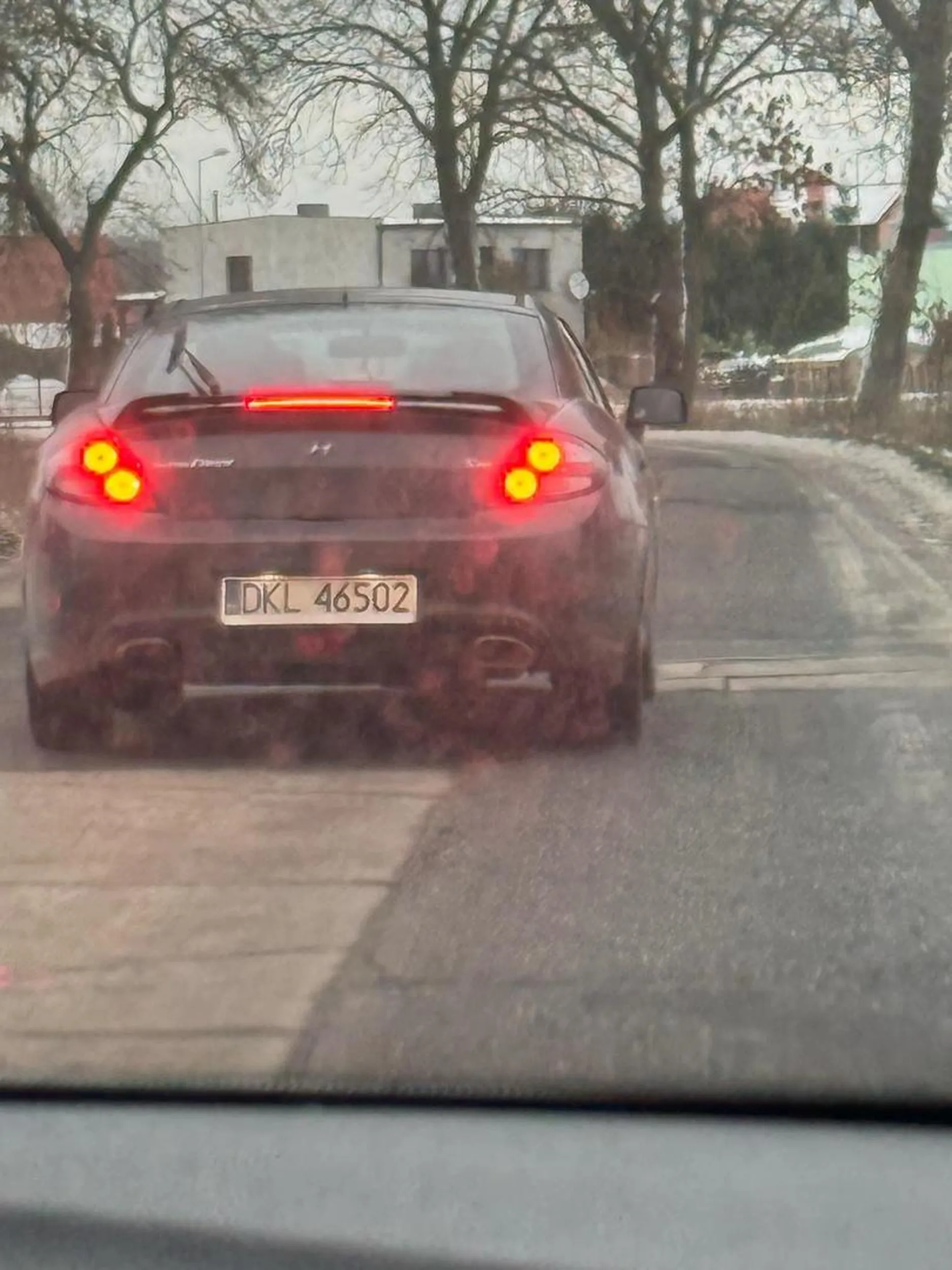 Kierowca jeździ środkiem drogi, spowalnia ruch i nie daje się wyprzedzić ... jechaliśmy za tym asem 30 min i nie wpadł na pomysł żeby zajmować swoją część drogi...