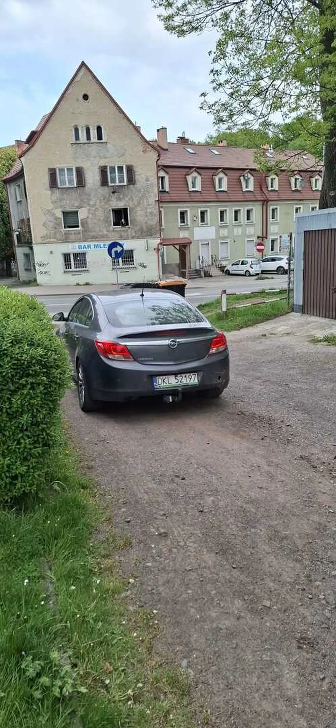 Zastawia wjazd do garażu i jeszcze sie potem rzuca. Polecam samemu pójść na kurs prawka i nauczyć się co oznacza znak B-36/B-35.