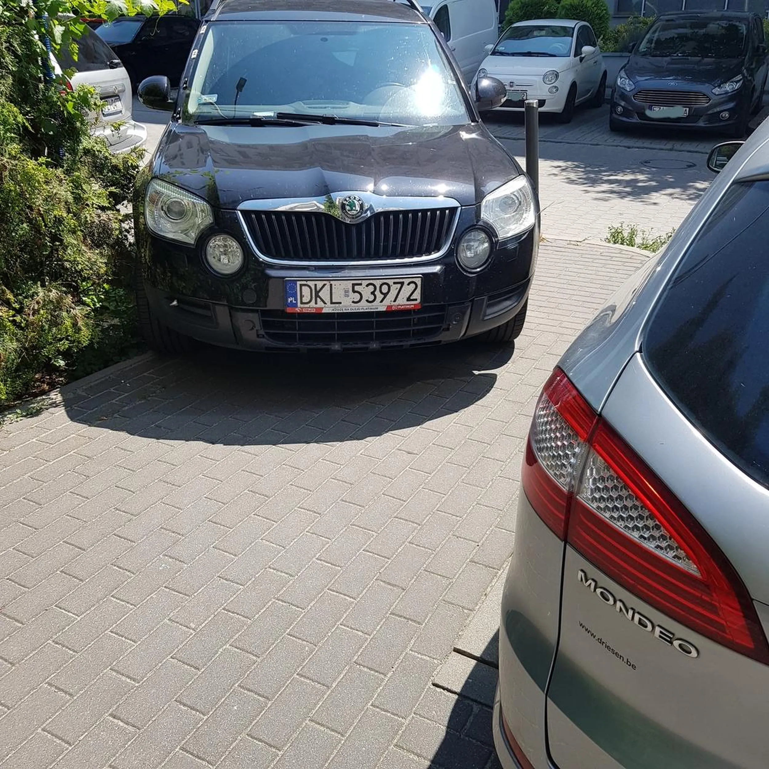 Nawet się zgadza?  DEKIEL Chodnik jest dla pieszych, a ten słupek po coś tam stoi !