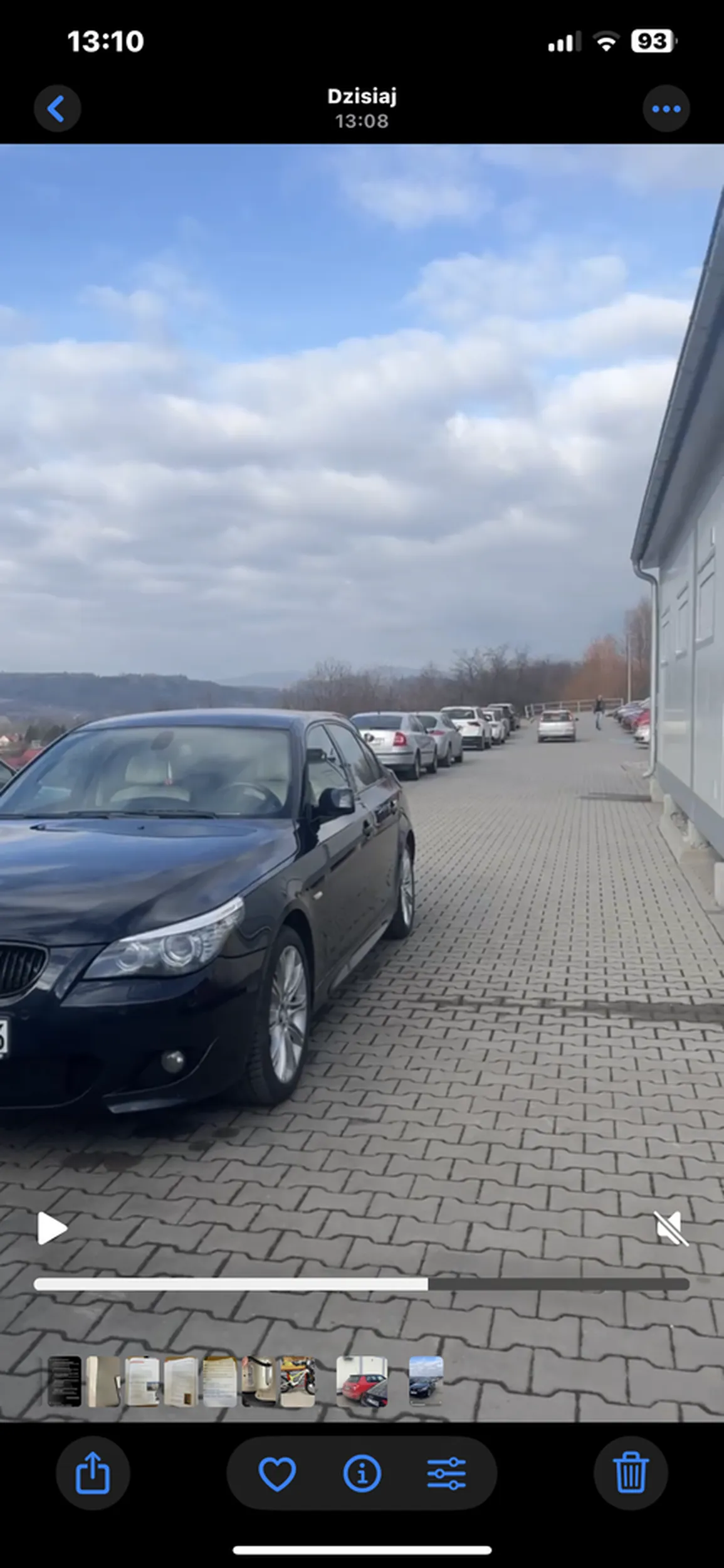 Parkowanie jak na kierowce bmw przystało zablokował drogę trzech samochodów parkujących po lewej stronie