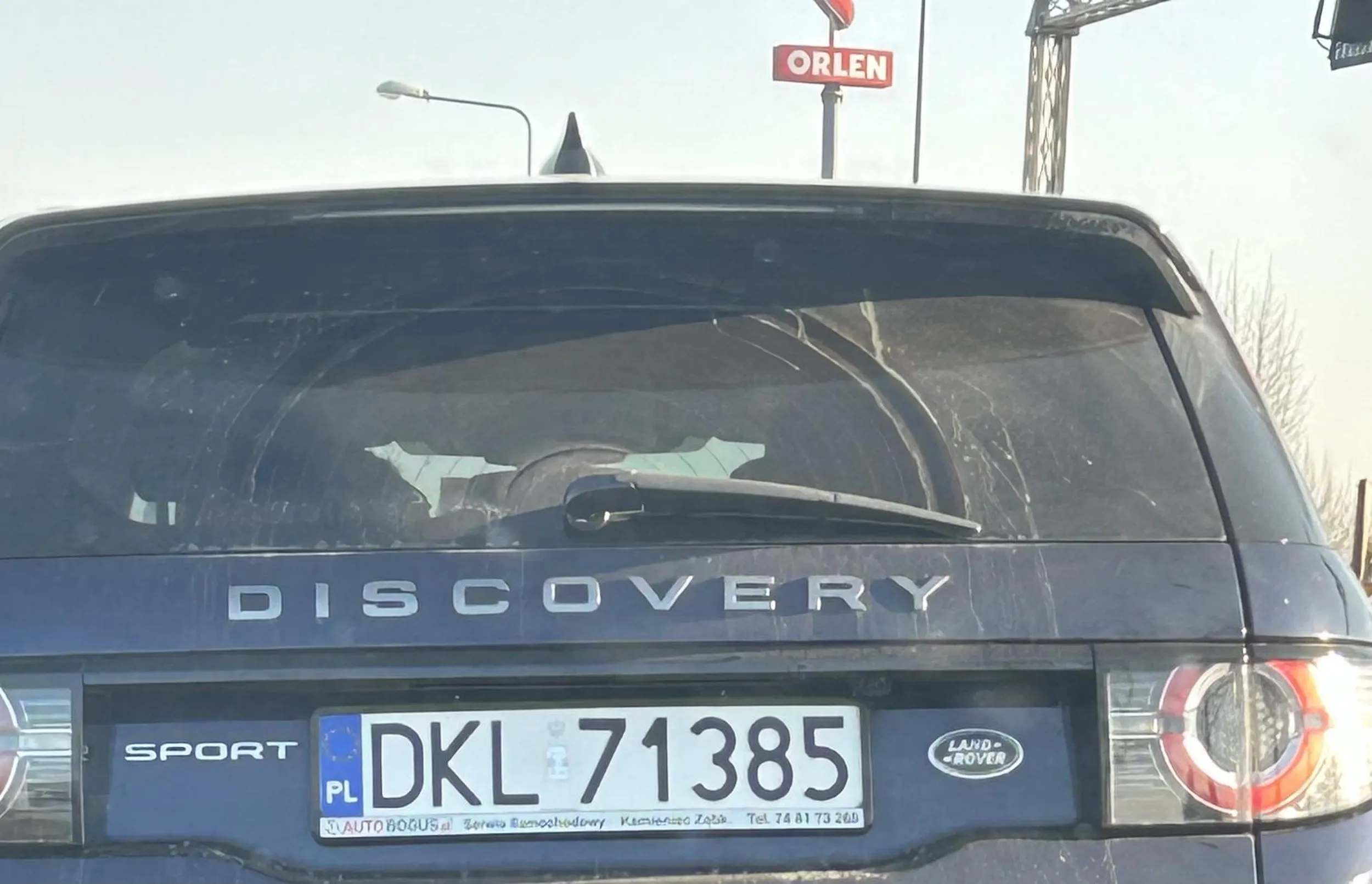 Kupił suva żeby powiększyć sobie fi*tka i przyspiesza jak się go wyprzedza.