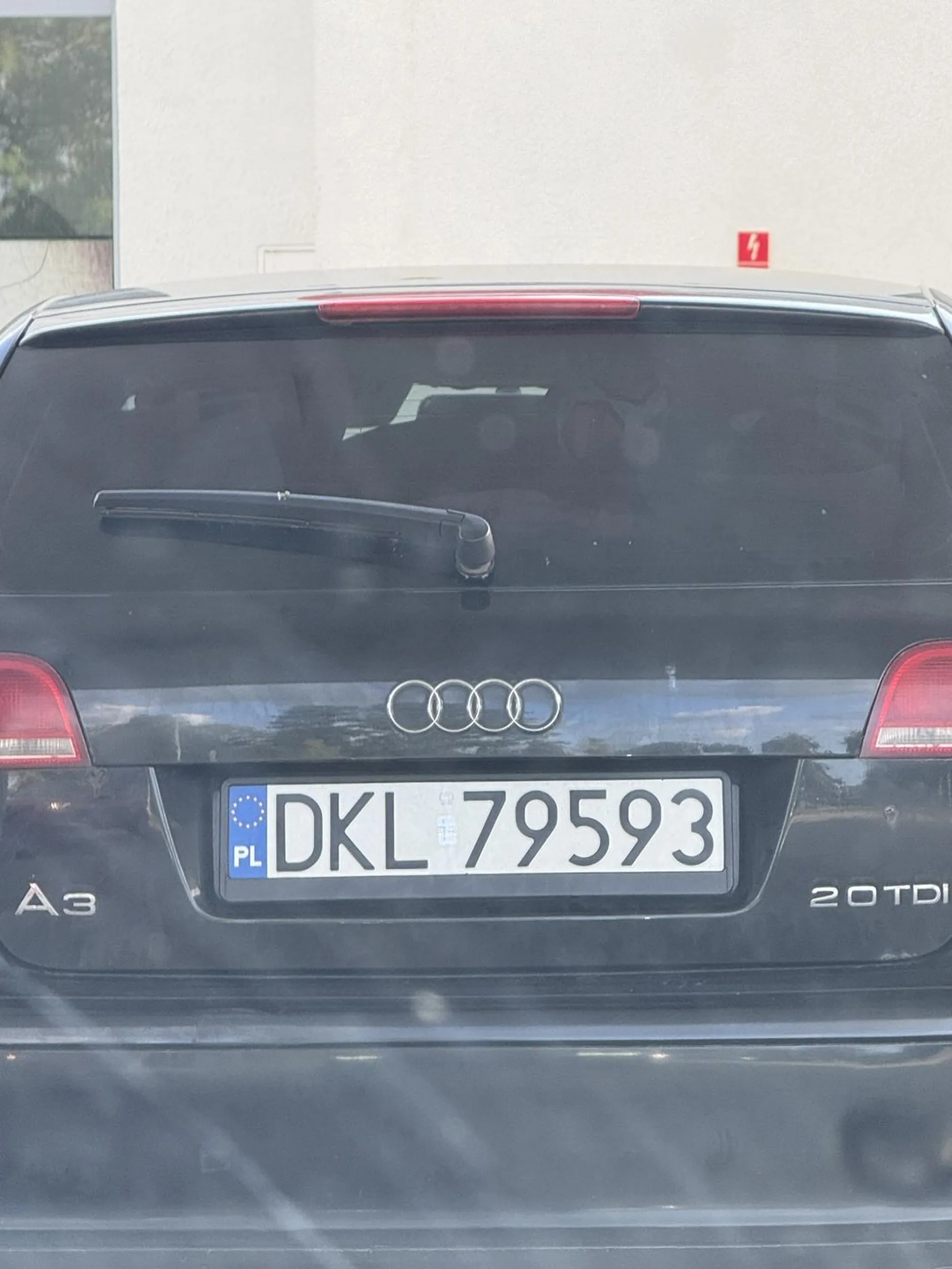 Stacja to nie kawiarnia Panie! Tankuje i nie odjeżdża ze stanowiska! Pogaduszki i kawka a ludzie czekają!