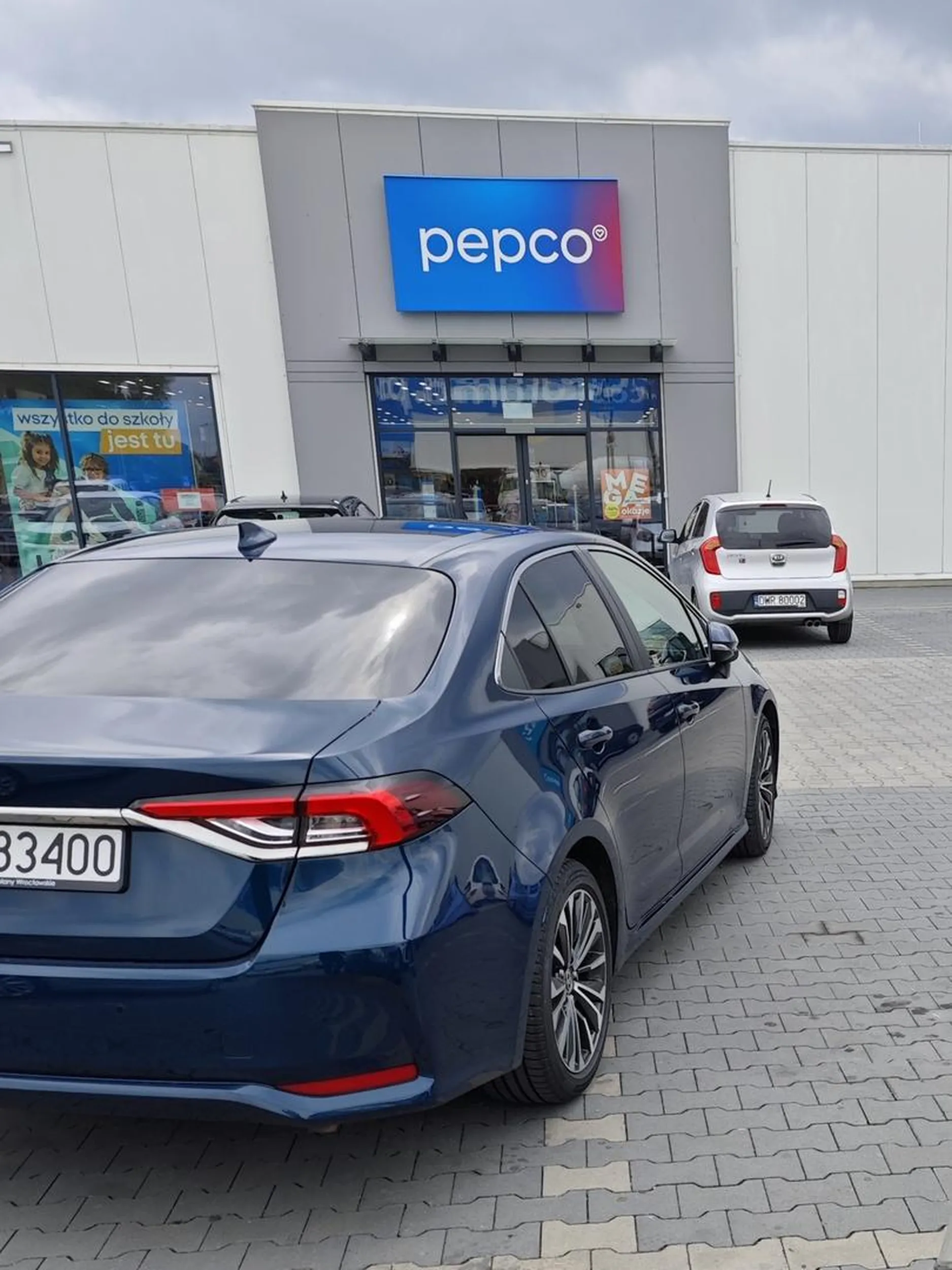 Corolla kierowcy ewidentnie za duża na miejsce parkingowe