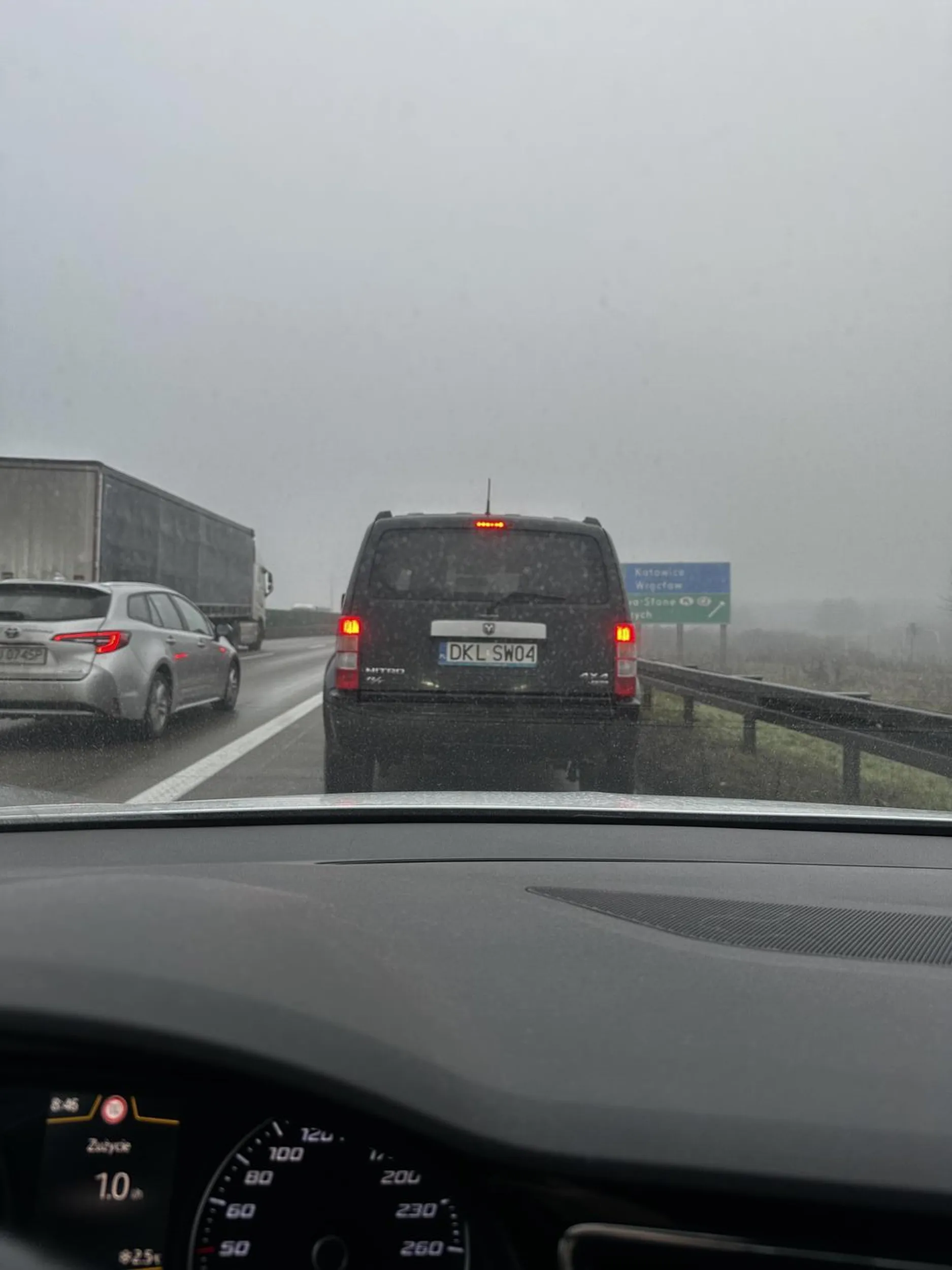 Na odcinku A4 we Wrocławiu znajdują się trzy pasy ruchu – dwa prowadzące w stronę A4 oraz jeden przeznaczony dla pojazdów zjeżdżających z AOW. Zgodnie z zasadami ruchu drogowego, kierowcy powinni korzystać z dostępnych pasów do końca i stosować jazdę na suwak, zamiast zatrzymywać się w połowie pasa i blokować przejazd innym. Niestety, dzisiaj spotkałam kierowcę, który zajechał mi drogę, jechał pomiędzy dwoma pasami, a gdy próbowałam bezpiecznie kontynuować jazdę, dodatkowo zjeżdżał w stronę mojego auta, jakby chciał uniemożliwić mi ominięcie go. Takie zachowania są sprzeczne z zasadami ruchu i po prostu niebezpieczne. Proszę o ponowne zapoznanie się z przepisami dotyczącymi jazdy na suwak i zmiany pasa ruchu. Bezpieczeństwo na drodze zależy od nas wszystkich, a niepotrzebne blokowanie ruchu i agresywne manewry stwarzają realne zagrożenie.