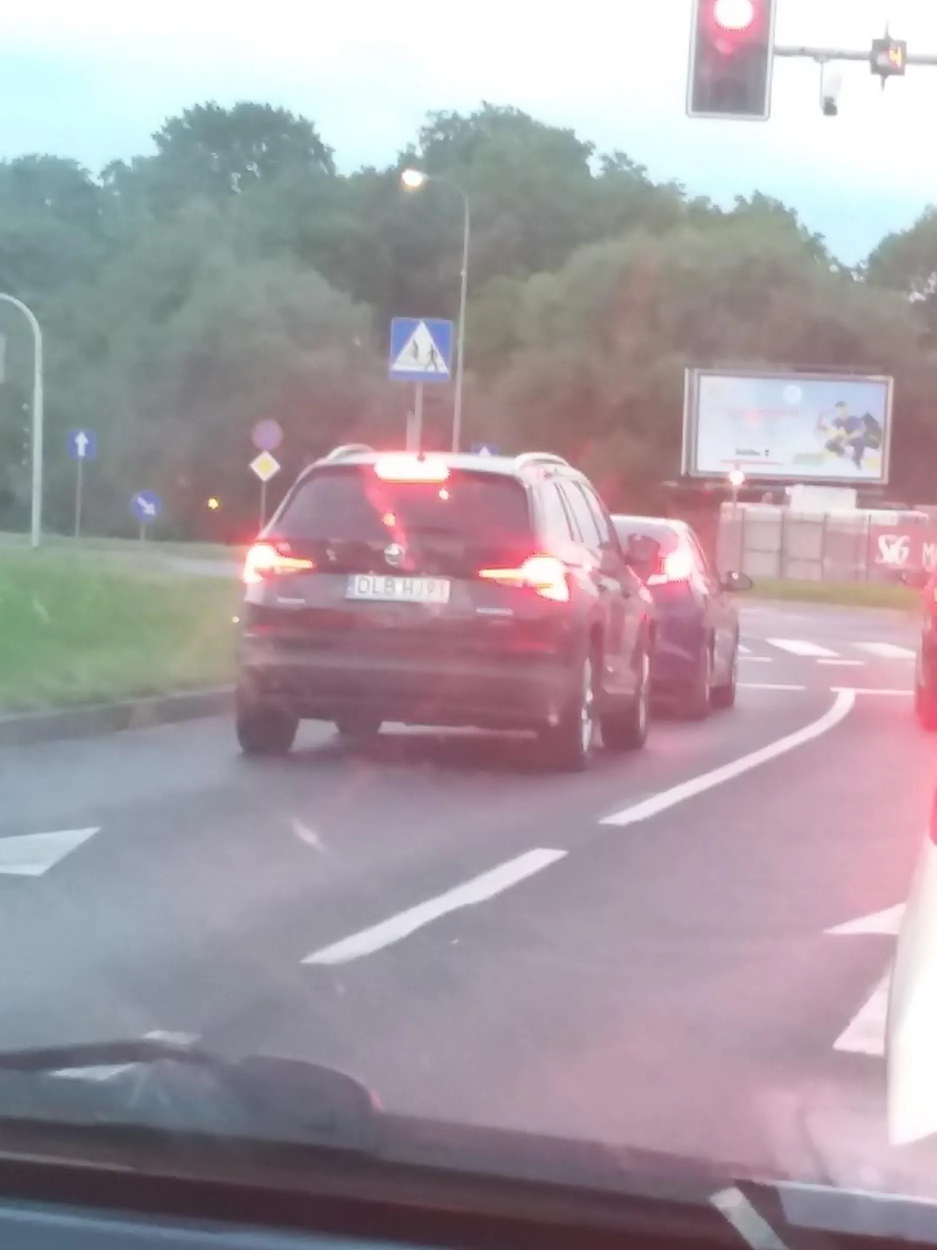 Właściciel Skody nie stosuje się do znaków drogowych. Zachowuje się agresywnie i wyprzedza z prawej strony.