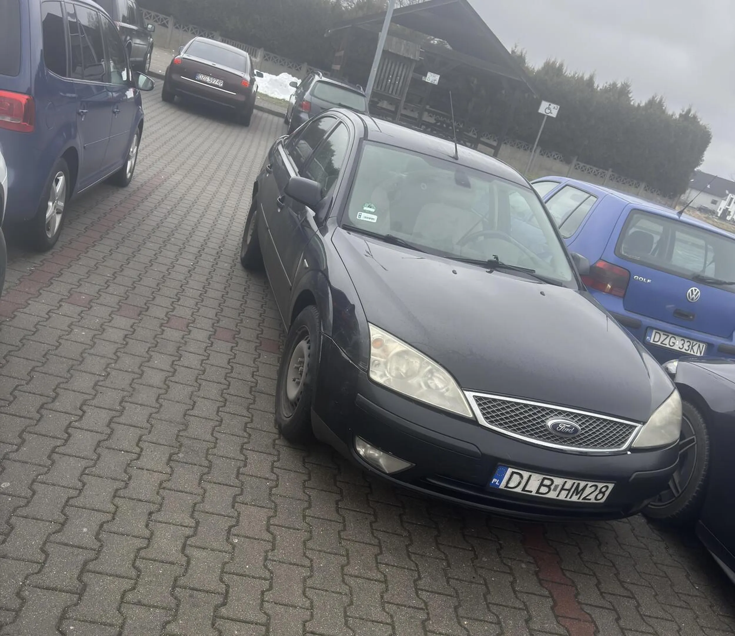 Kierowca chyba nie miał parkowania na egzaminie na prawo jazdy, albo jeszcze go trzyma po świątecznym imprezowaniu