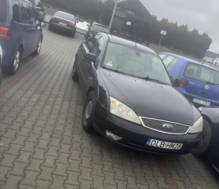 Kierowca chyba nie miał parkowania na egzaminie na prawo jazdy, albo jeszcze go trzyma po świątecznym imprezowaniu