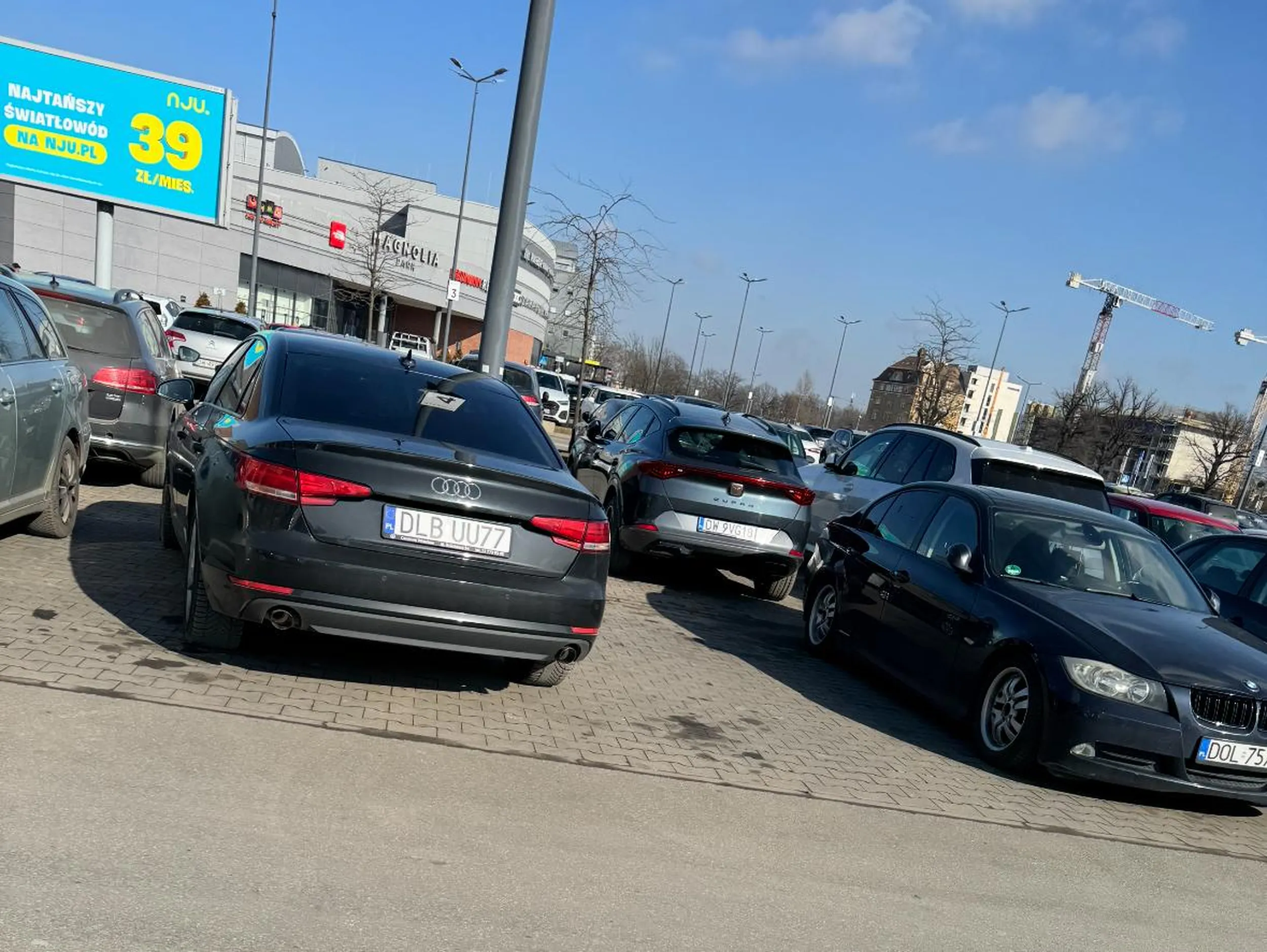 Naucz się parkować, bo zajmujesz 2 miejsca