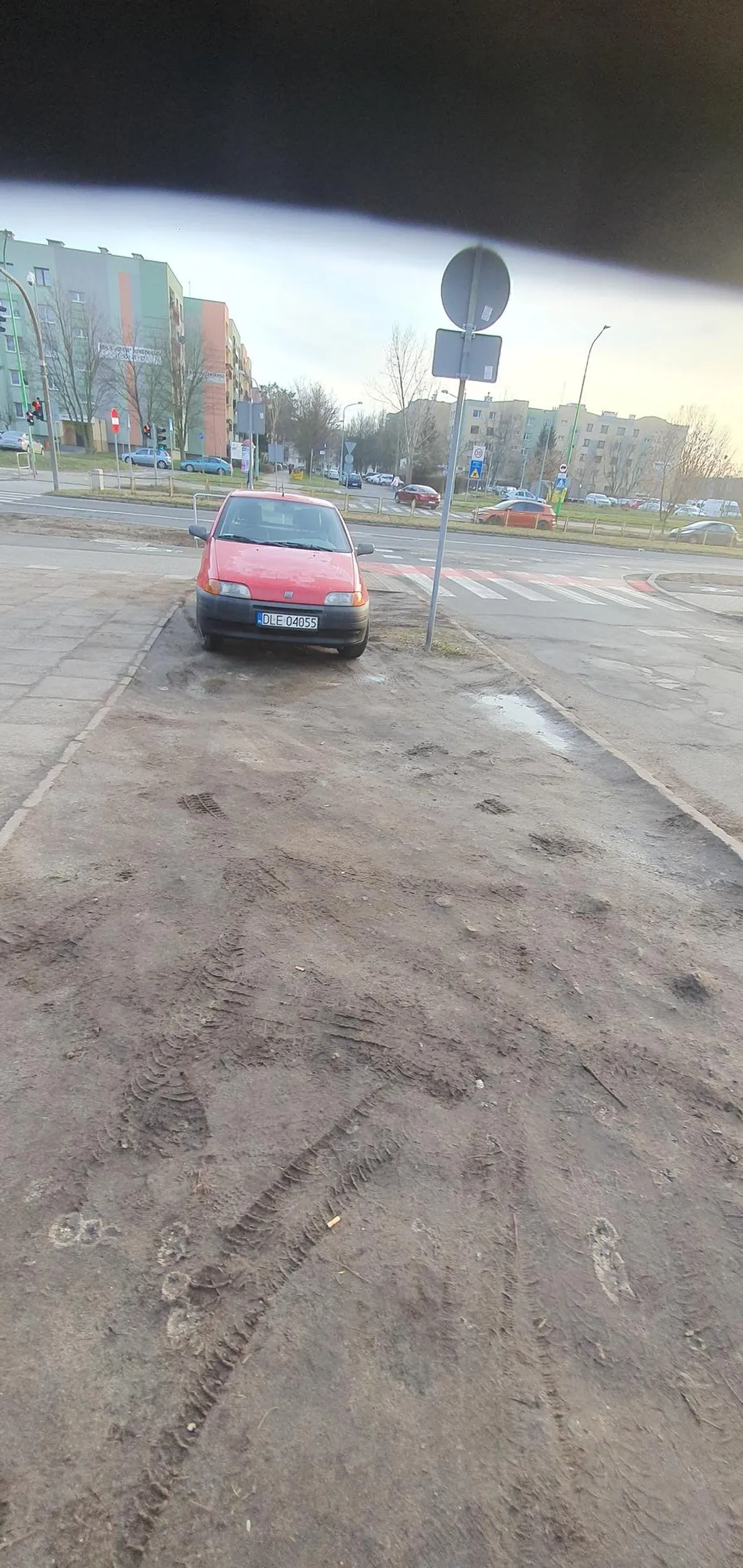 Szkoła podstawowa nr 20. Parking 3 m dalej ale lepiej stanąć na trawie i niszczyć mienie bo po co tyle chodzić tak daleko