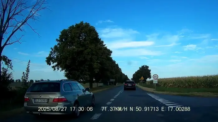 Wyprzedzanie na podwójnej ciągłej, na skrzyżowaniu... Marka auta oczywiście bez związku ;)