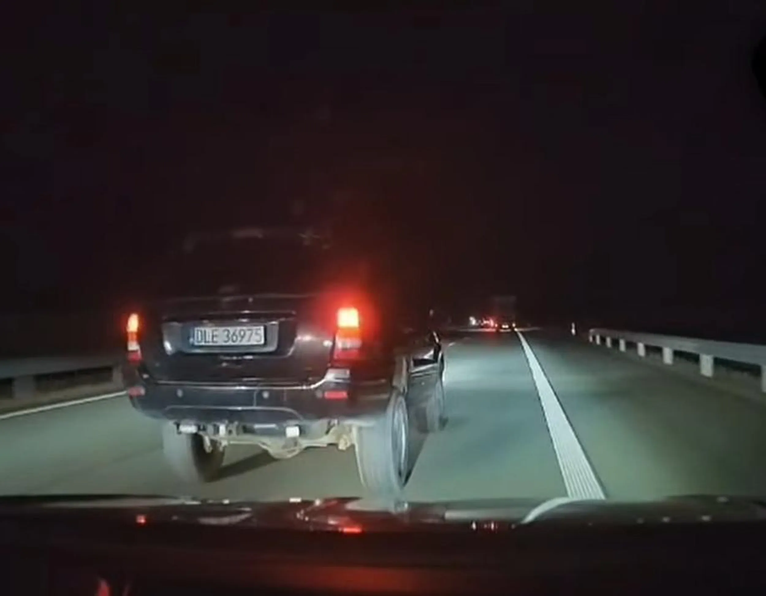 gość jeździ jakimś starym gównem, które ledwo przyspiesza, ledwo hamuje i ledwo skręca, a bawi się w rajdowca na autostradzie do tego upośledzony w wysokim stopniu, bawi się w szeryfa drogowego