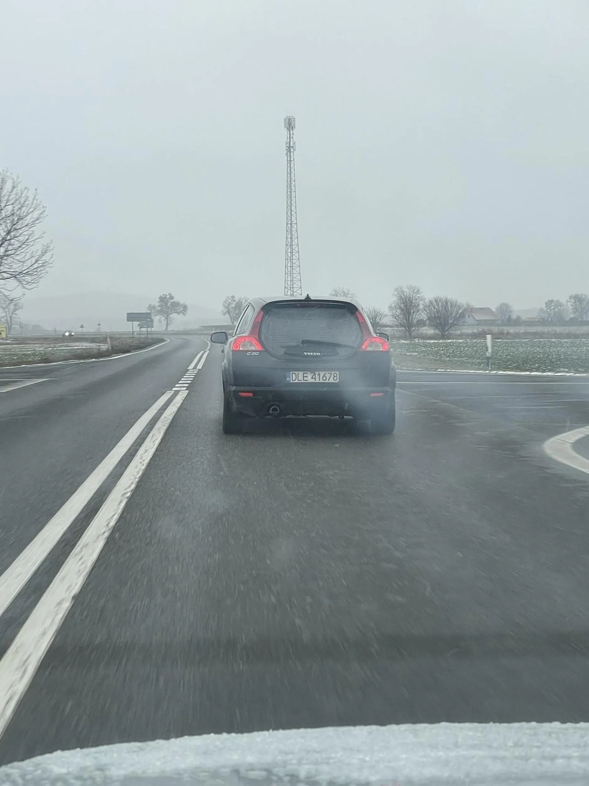 Kierowca powinien stracić uprawnienia. Kompletny brak wyobraźni. Wymuszenie przy wlaczeniu się na drogę krajową i do tego zwolnienie do 40km/h. Gdyby nie mój brak zaufania to byłby z tego poważny wypadek. Weź człowieku przesiądź się na rower…