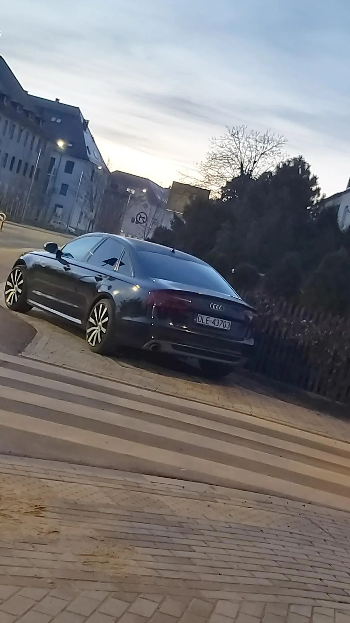 Pozdrawiam właściciela :) Przejście dla pieszych i chodnik to nie miejsce parkingowe