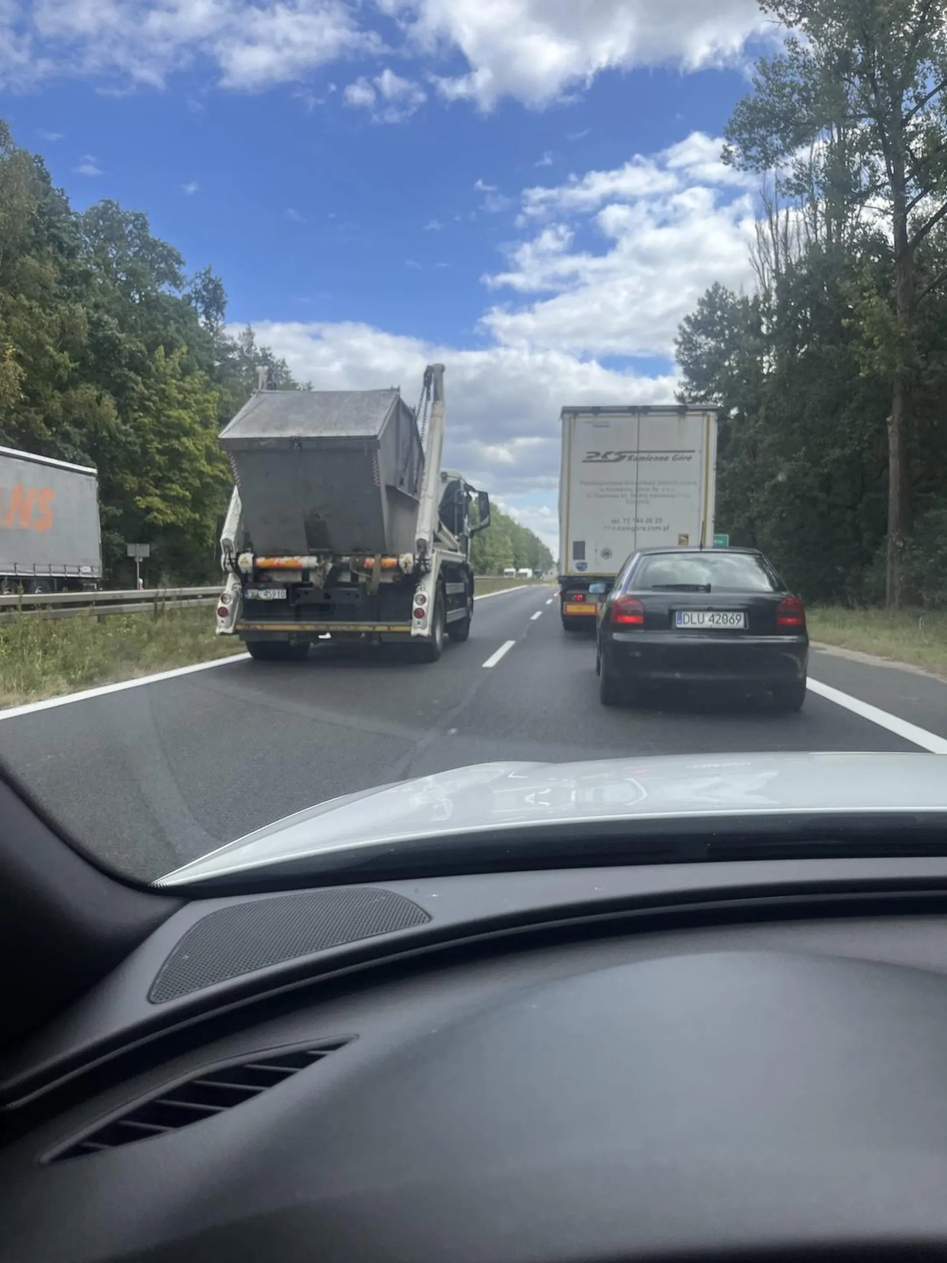 Szeryf ze śmieciarki Blokuje lewy pas przez co na prawym jest korek na 2/3km