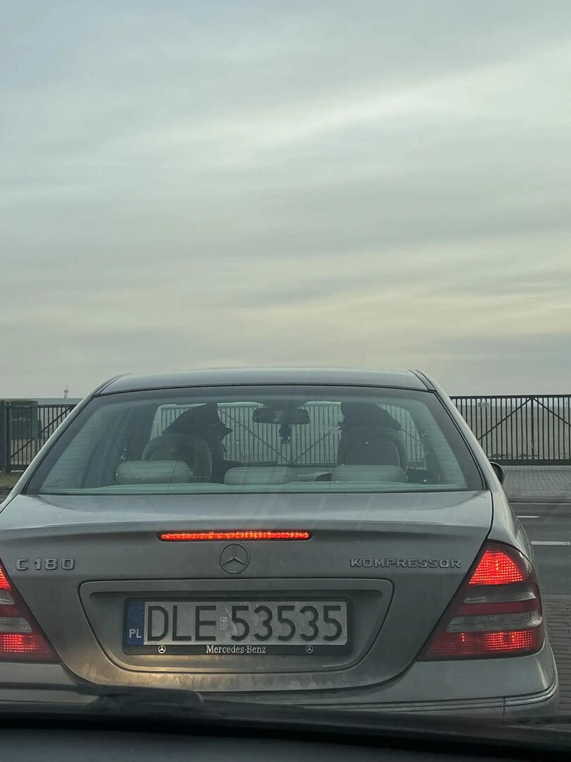 Chłop blokuje drogę przeciwpożarową i bawi się w Tomasza Hajto. A na domiar złego ma wschodni akcent i krzyczy HUURAAAAA idi nahui