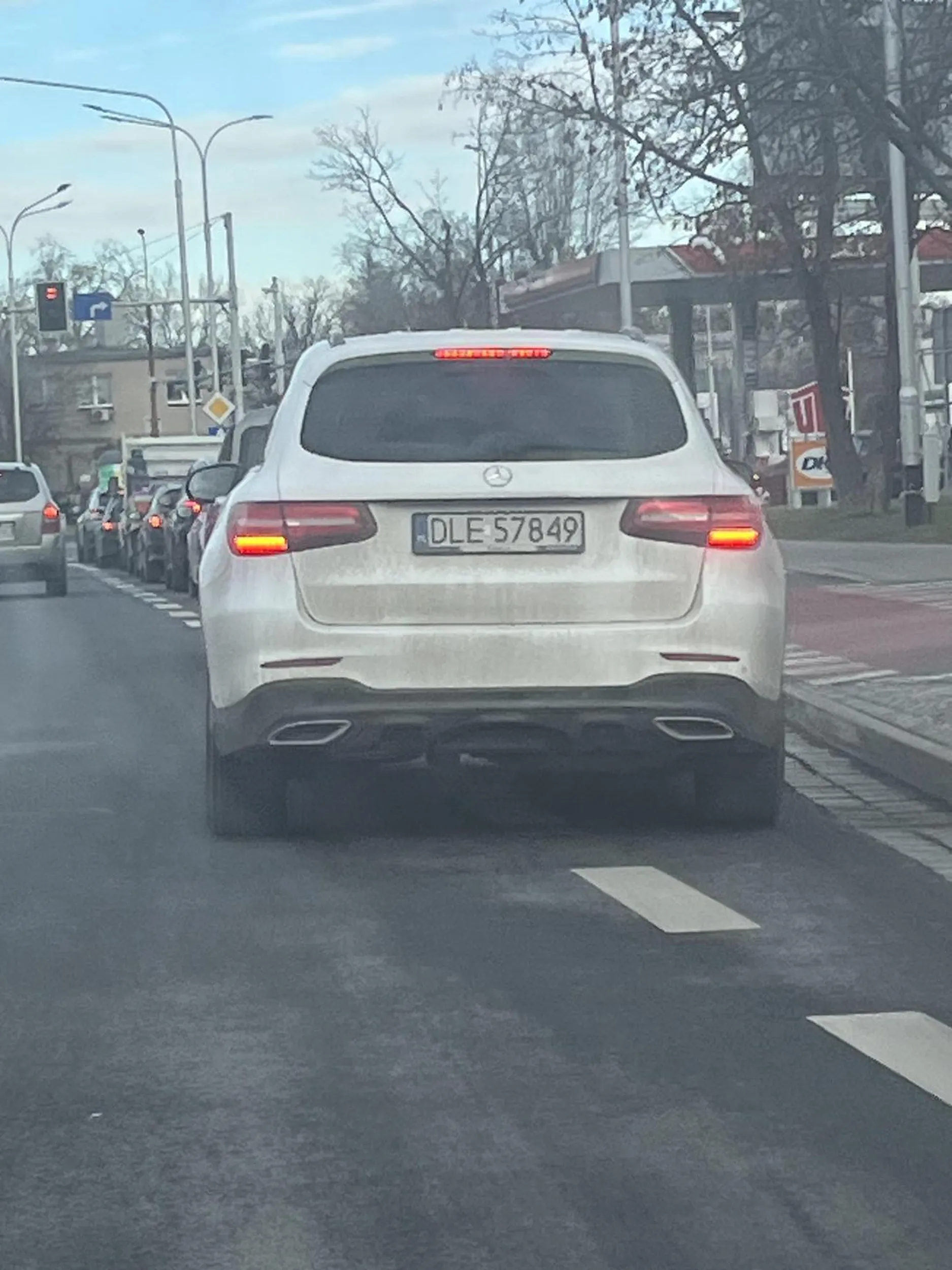 Nie używa kierunkowskazów. Niebezpiecznie zmienia pas ruchu.