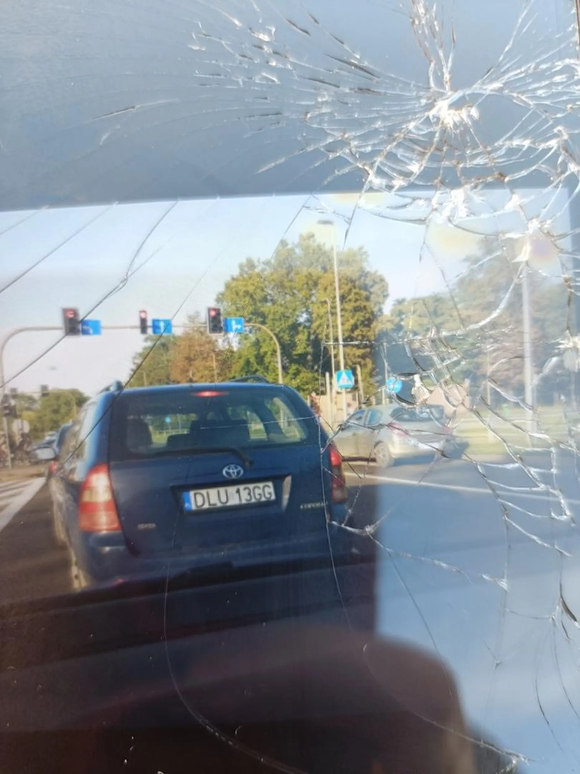 Ten śmieć wymusił mi pierwszeństwo na ciągłej, a gdy go strabiłem prawie spowodował kolejny wypadek