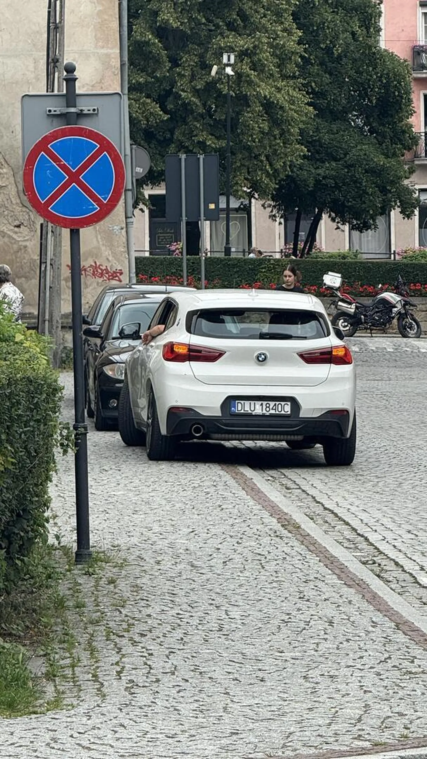 Za 50m normalny parking ale woli sobie zaparkować pod samą lodziarnią na zakazie postoju, włącza awaryjne i myśli że to rozwiąże problem.