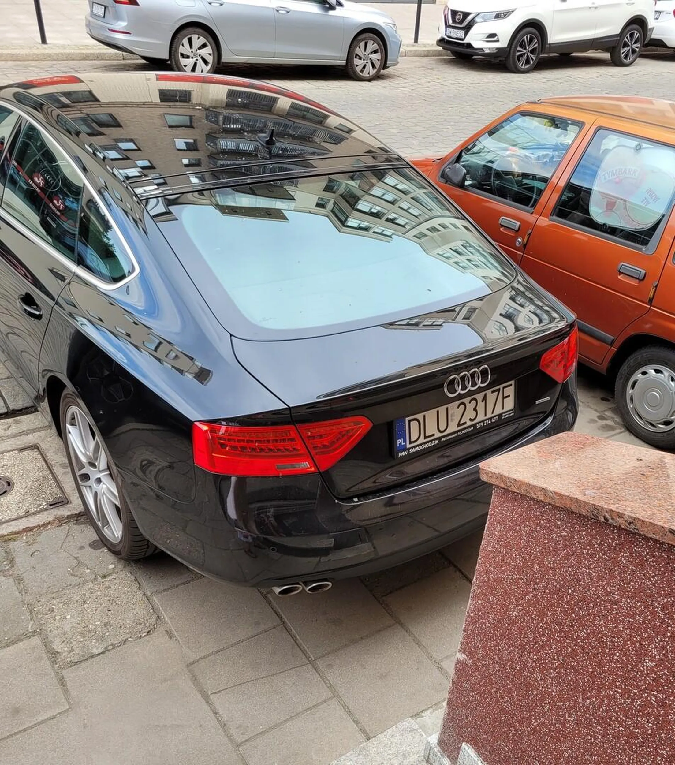 Zastawił bramę, nie dało się obok przejechać ani rowerem, ani wózkiem.