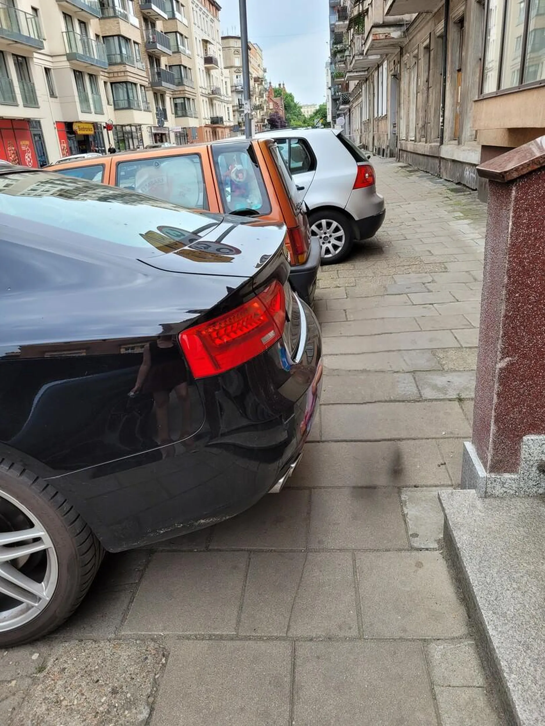 Zastawił bramę, nie dało się obok przejechać ani rowerem, ani wózkiem.