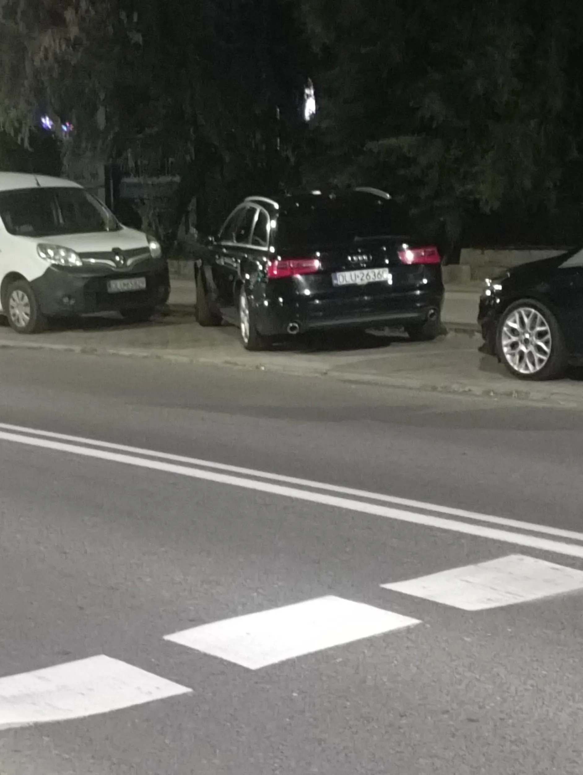 Kto normalny tak staje?! Człowieku przez ciebie inni mają problem żeby wyjechać z parkingu. Nie jesteś tutaj sam!!!