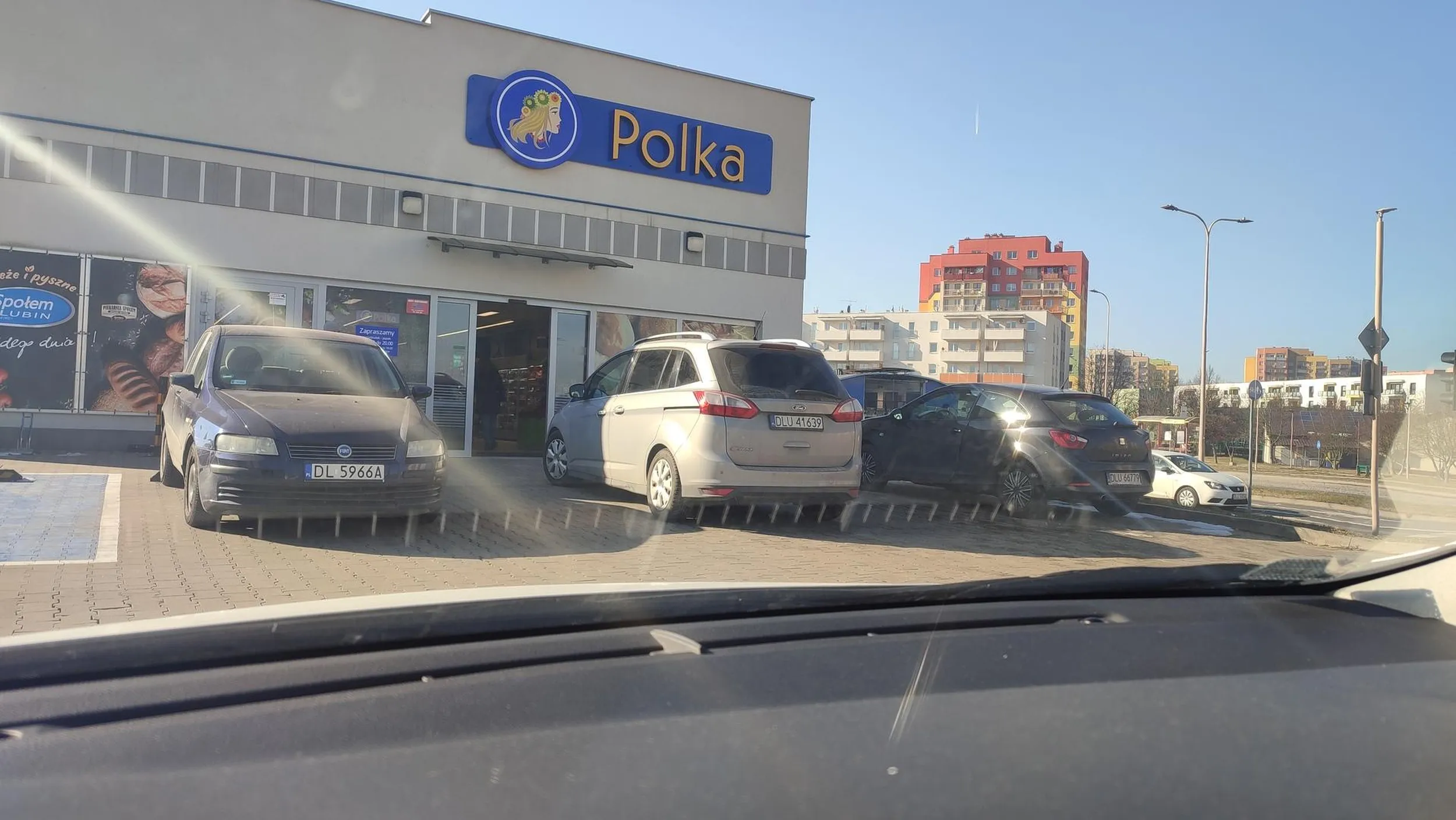 Pani ewidentnie miała problemy z wyborem miejsca parkingowego, więc wybrała oba naraz. Na bogato.