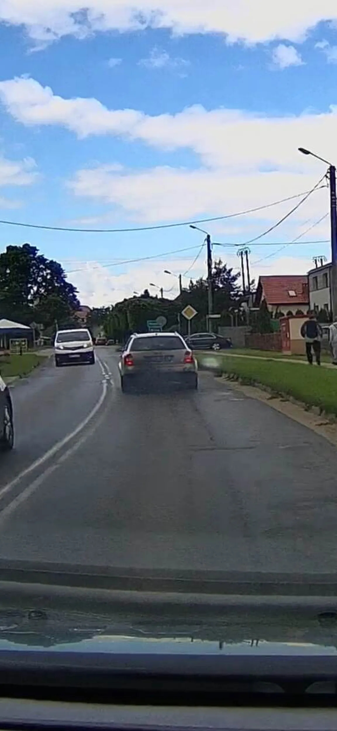 Czarny dym z tyłu, aż cała klapa jest okopcona. Przeglądu to tu od dawna nie ma... Na złom z tym szrotem!